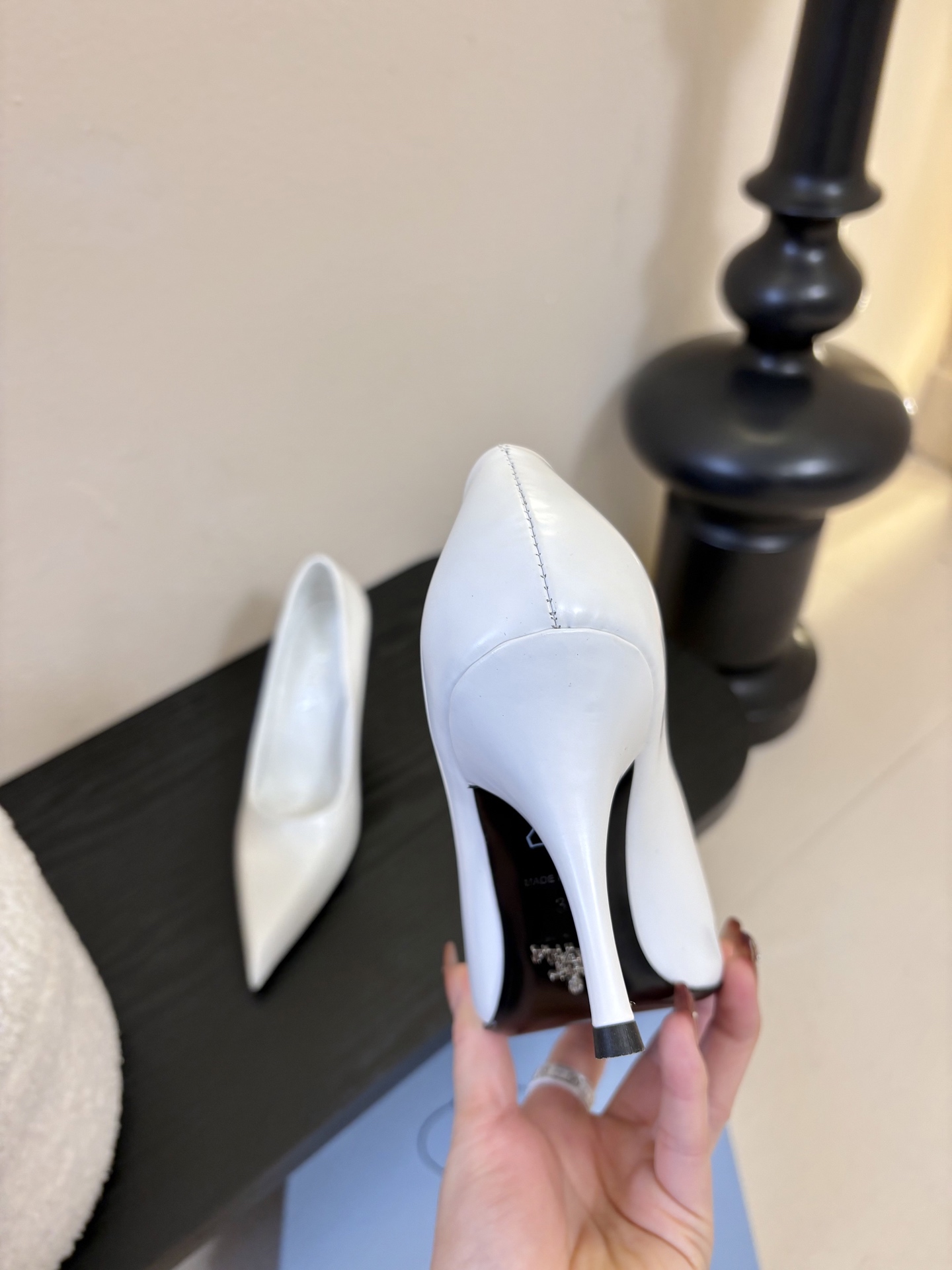 PRAD*25ss 复古三角标尖头小猫跟鞋头处嵌入Prada三角徽标，这是品牌辨识度极高的符号元素，强化