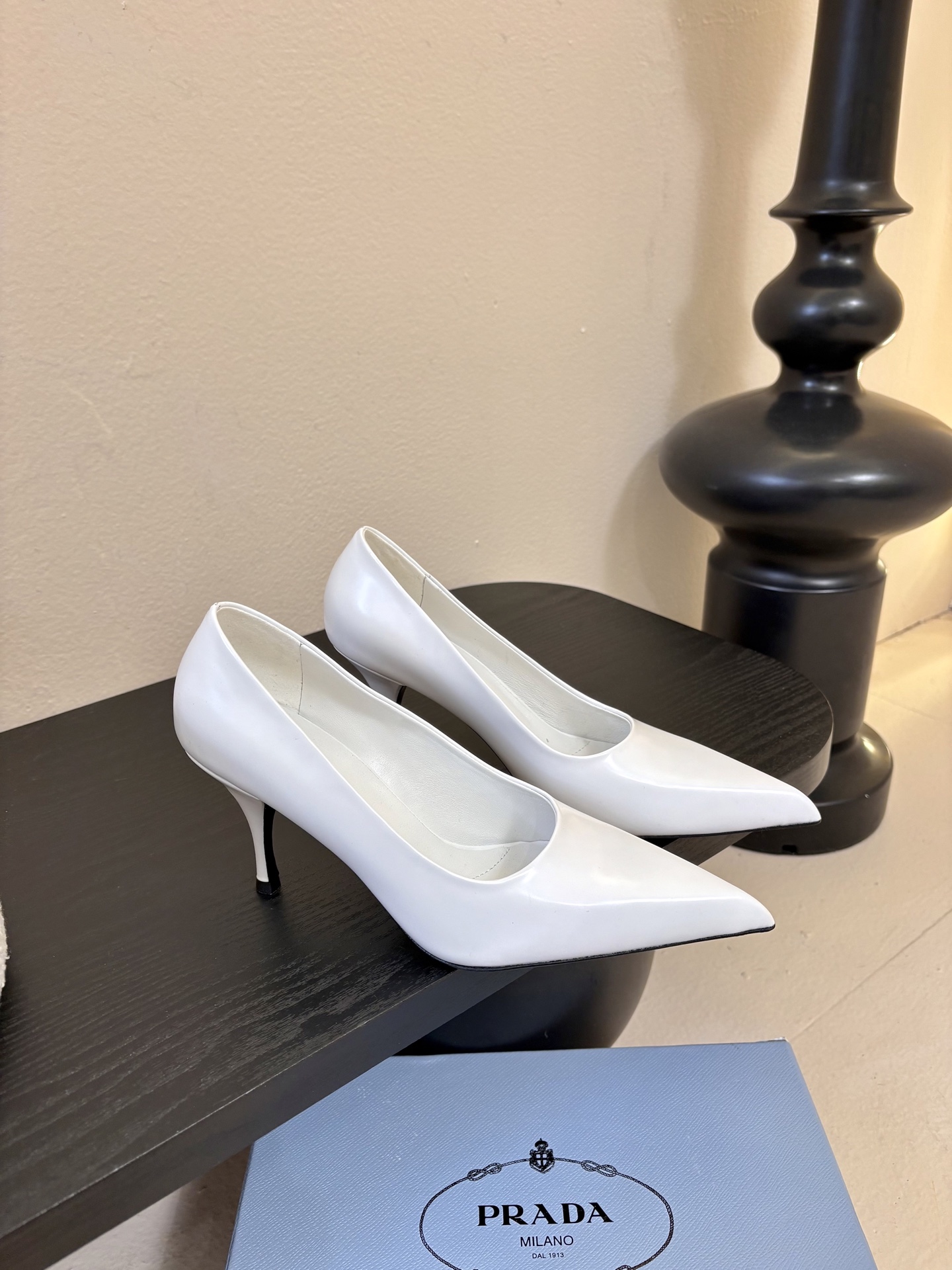 PRAD*25ss 复古三角标尖头小猫跟鞋头处嵌入Prada三角徽标，这是品牌辨识度极高的符号元素，强化