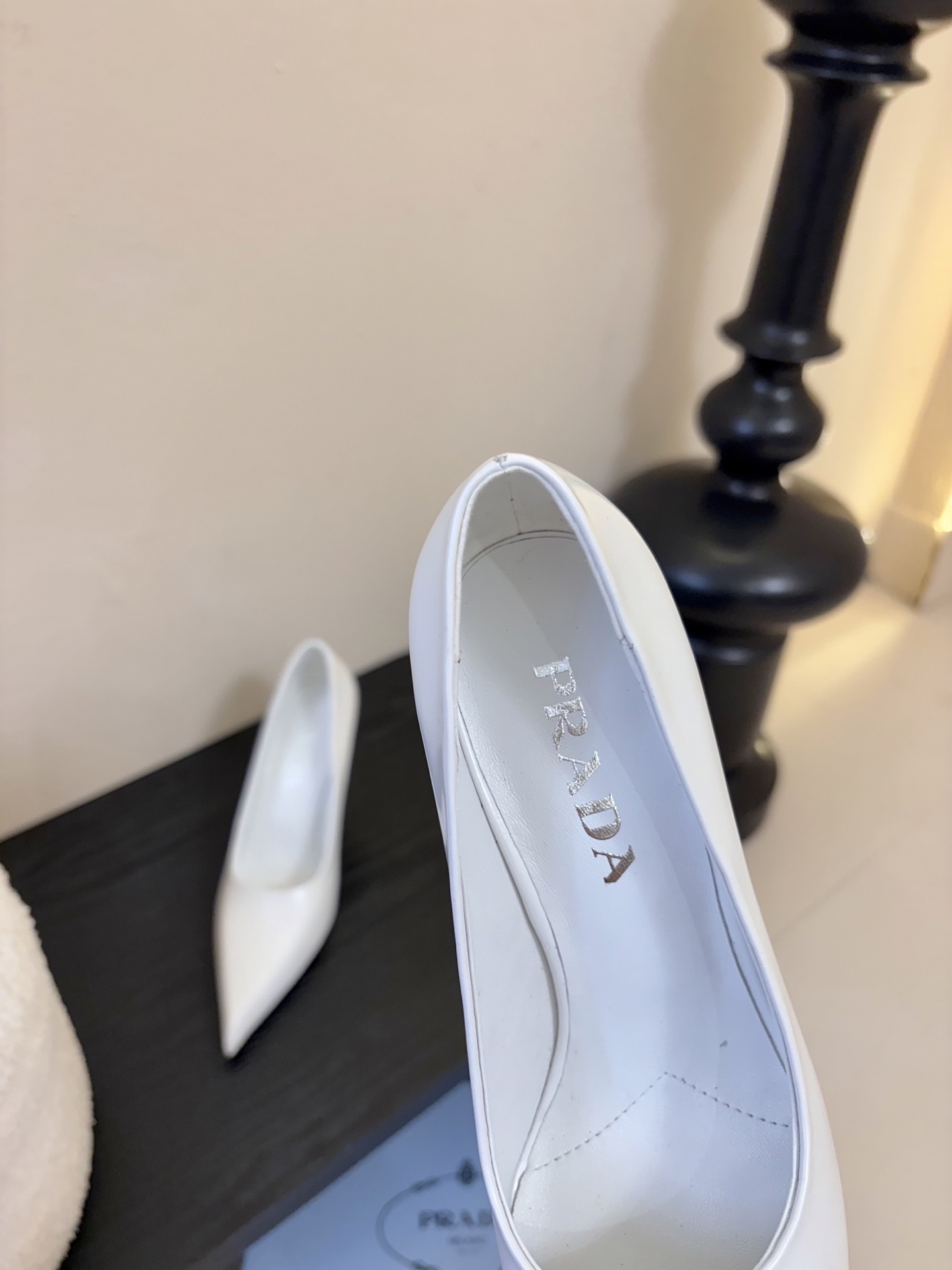 PRAD*25ss 复古三角标尖头小猫跟鞋头处嵌入Prada三角徽标，这是品牌辨识度极高的符号元素，强化