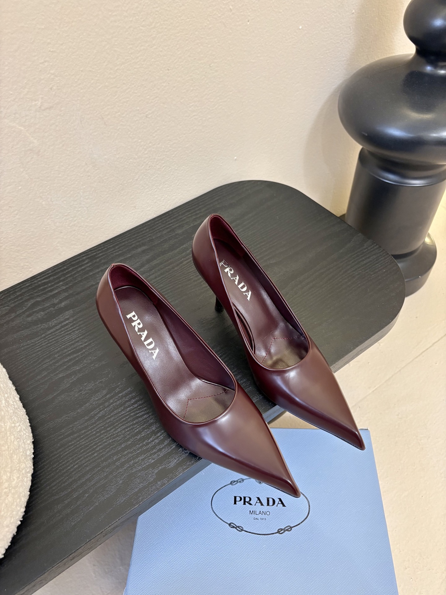 PRAD*25ss 复古三角标尖头小猫跟鞋头处嵌入Prada三角徽标，这是品牌辨识度极高的符号元素，强化