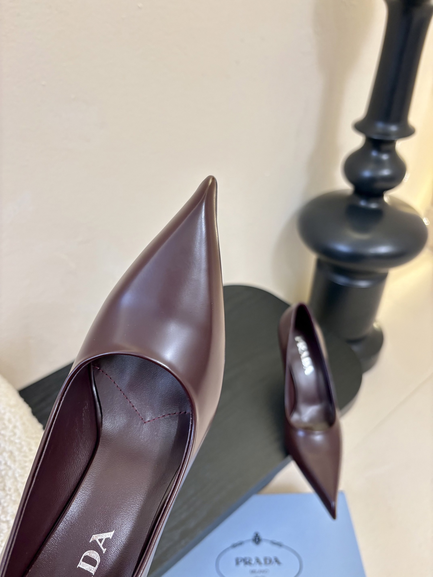 PRAD*25ss 复古三角标尖头小猫跟鞋头处嵌入Prada三角徽标，这是品牌辨识度极高的符号元素，强化