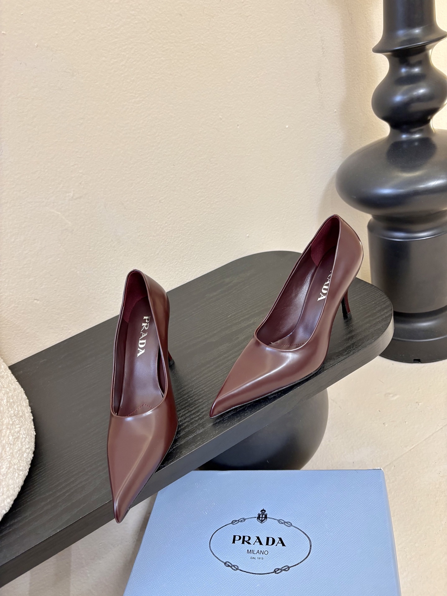 PRAD*25ss 复古三角标尖头小猫跟鞋头处嵌入Prada三角徽标，这是品牌辨识度极高的符号元素，强化