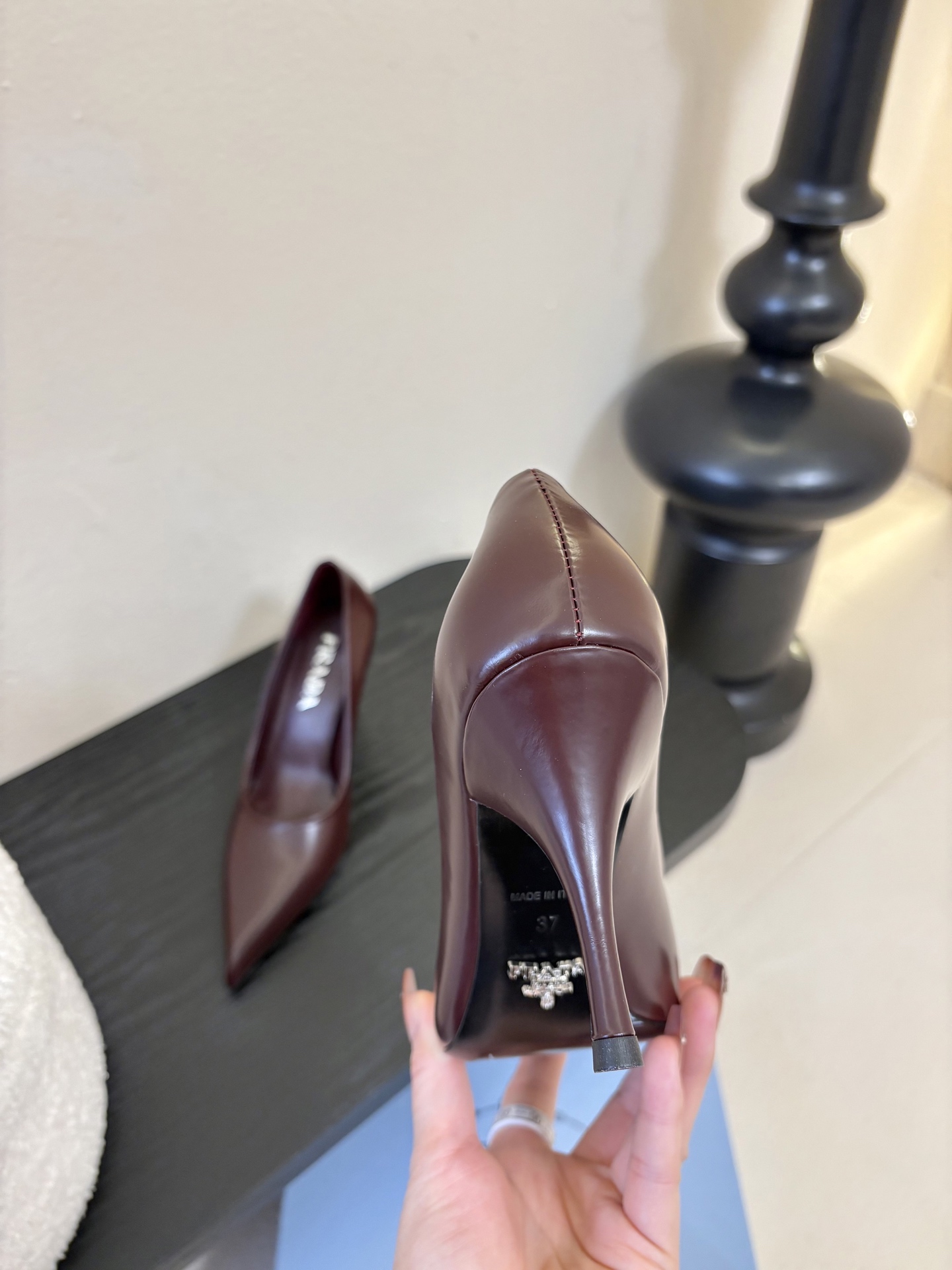 PRAD*25ss 复古三角标尖头小猫跟鞋头处嵌入Prada三角徽标，这是品牌辨识度极高的符号元素，强化