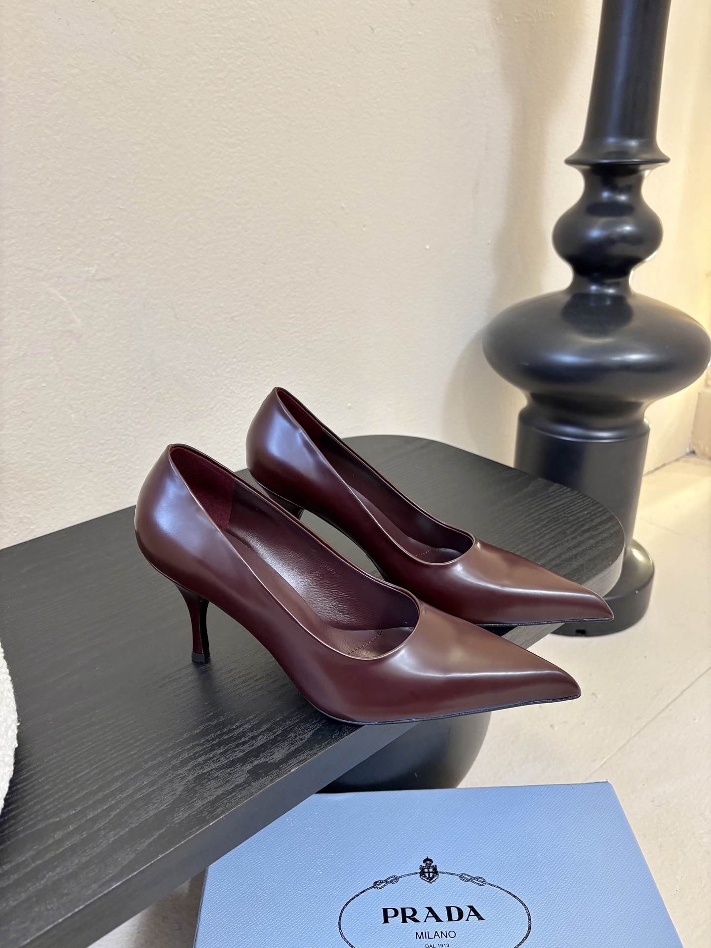 PRAD*25ss 复古三角标尖头小猫跟鞋头处嵌入Prada三角徽标，这是品牌辨识度极高的符号元素，强化