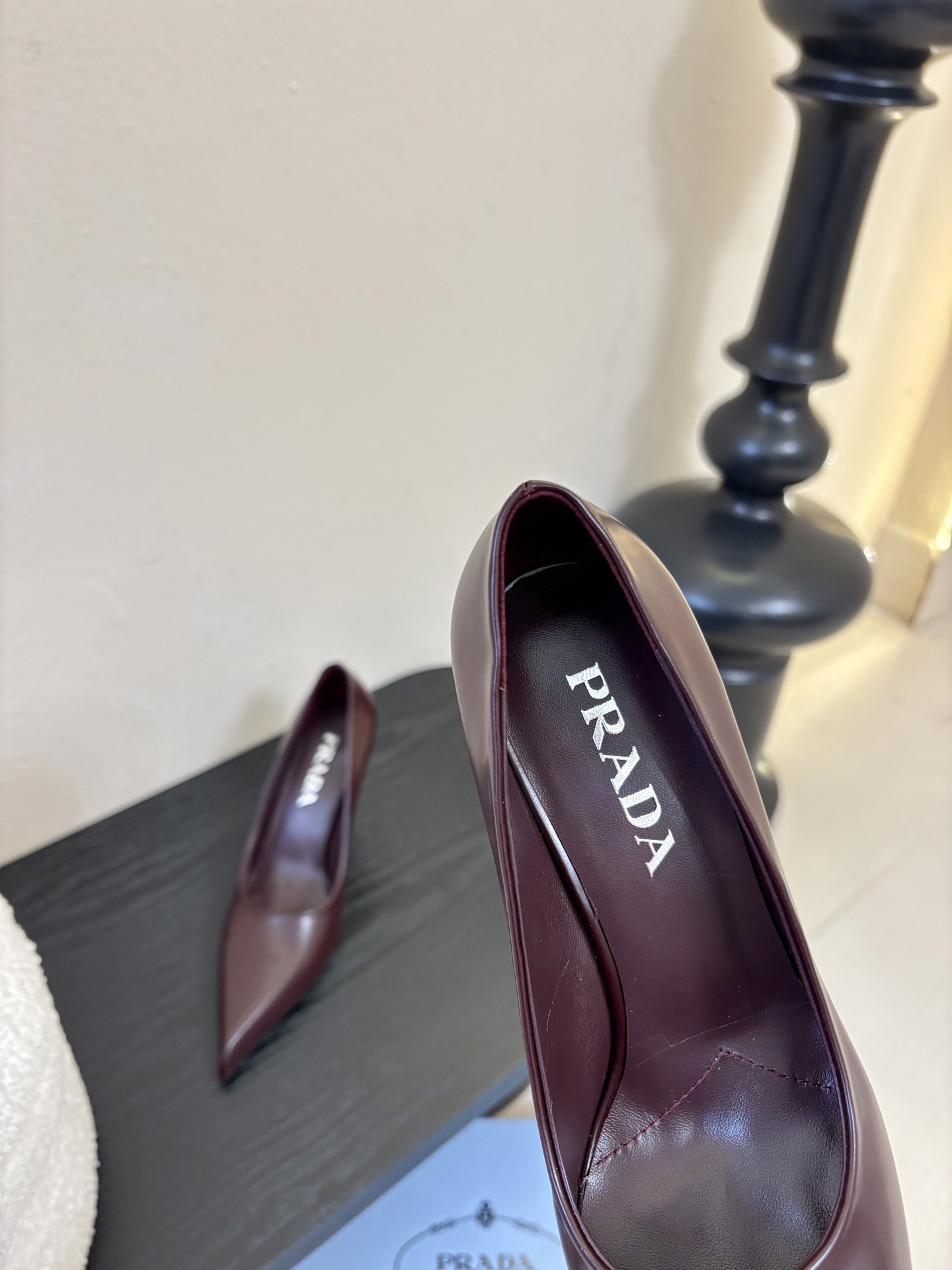 PRAD*25ss 复古三角标尖头小猫跟鞋头处嵌入Prada三角徽标，这是品牌辨识度极高的符号元素，强化