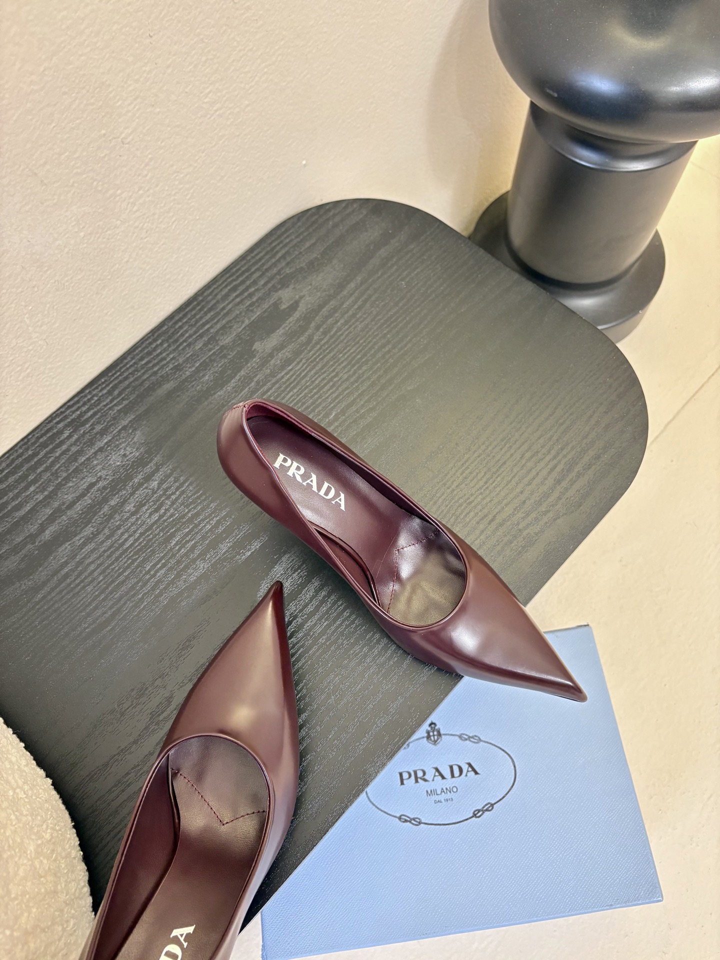 PRAD*25ss 复古三角标尖头小猫跟鞋头处嵌入Prada三角徽标，这是品牌辨识度极高的符号元素，强化