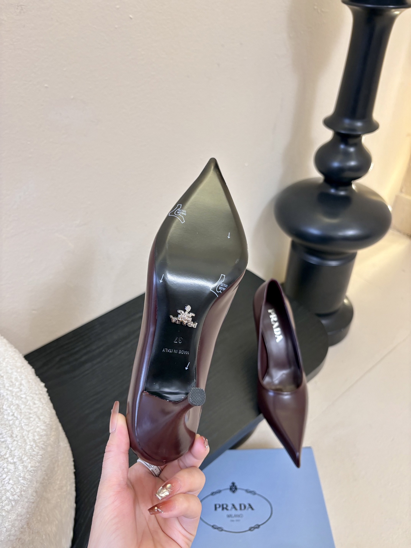 PRAD*25ss 复古三角标尖头小猫跟鞋头处嵌入Prada三角徽标，这是品牌辨识度极高的符号元素，强化