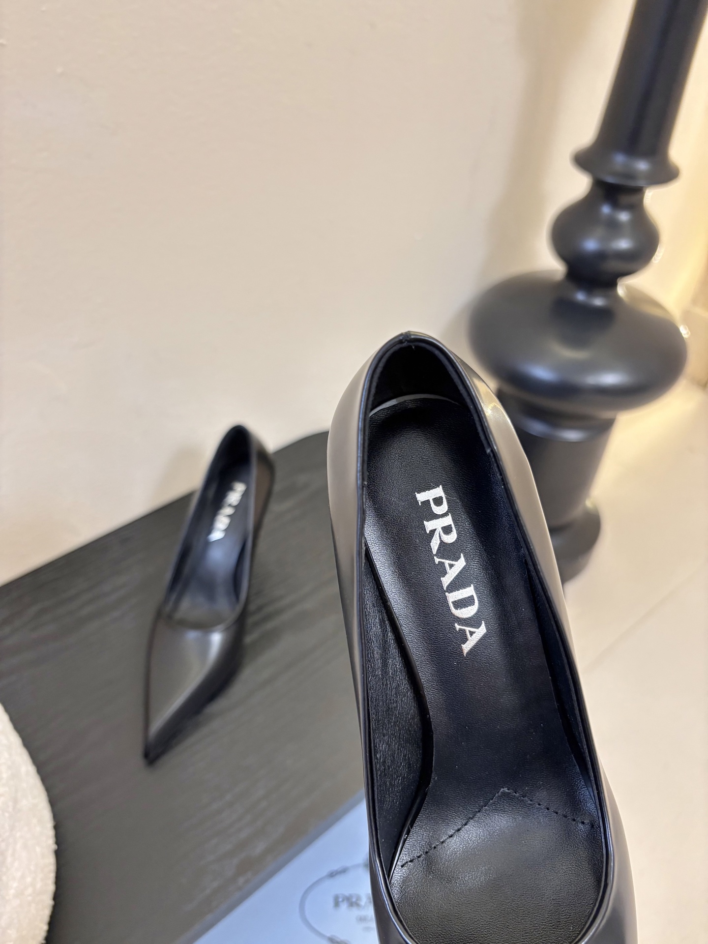 PRAD*25ss 复古三角标尖头小猫跟鞋头处嵌入Prada三角徽标，这是品牌辨识度极高的符号元素，强化