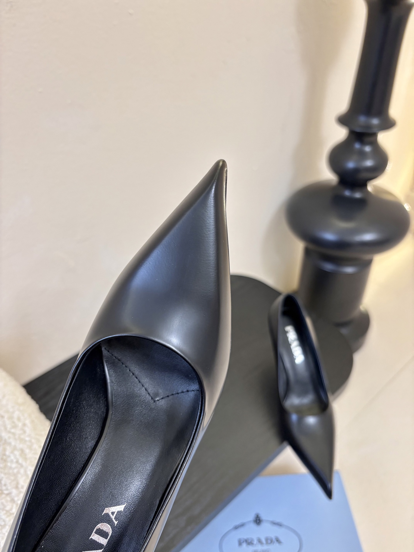 PRAD*25ss 复古三角标尖头小猫跟鞋头处嵌入Prada三角徽标，这是品牌辨识度极高的符号元素，强化