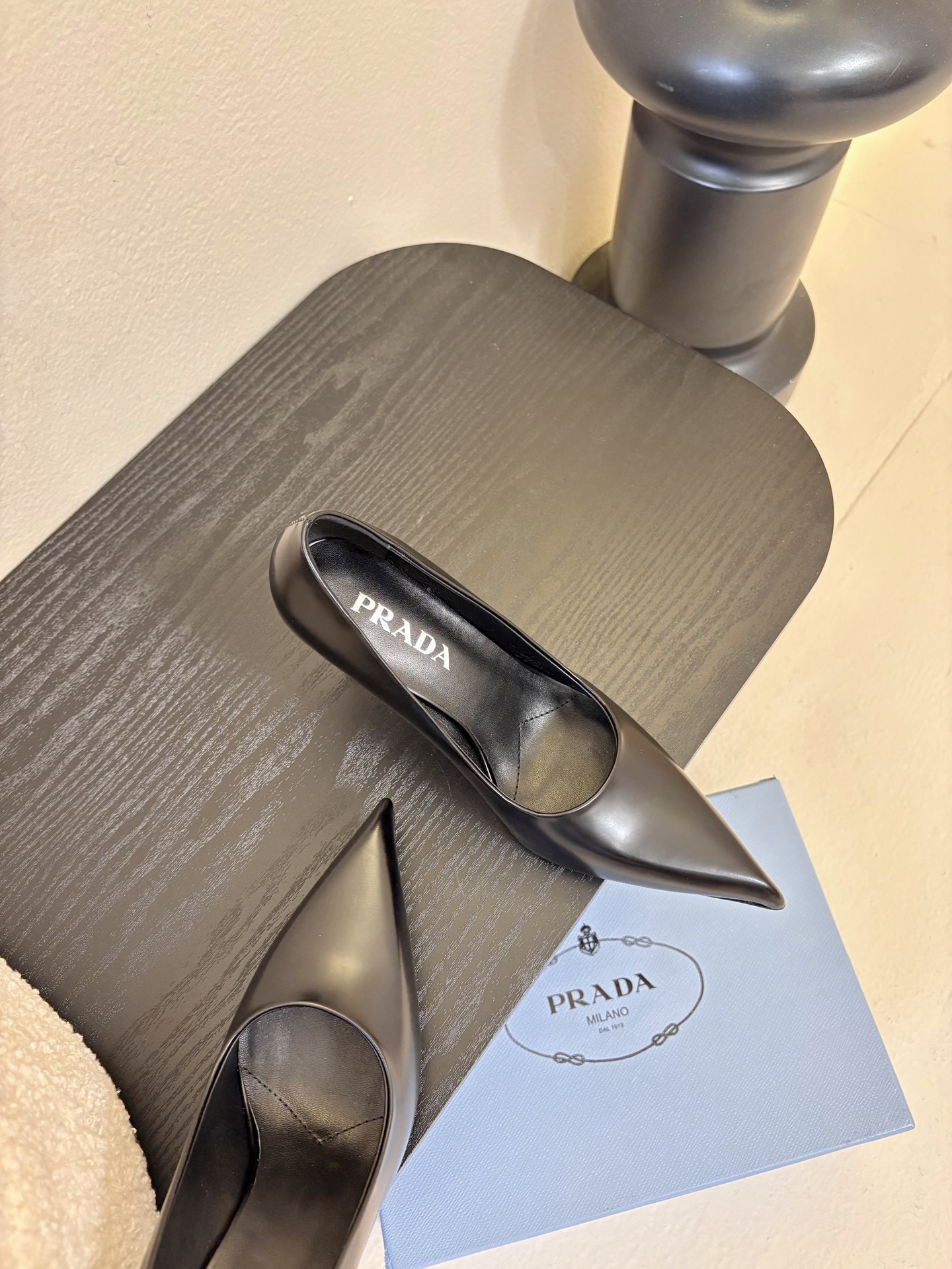 PRAD*25ss 复古三角标尖头小猫跟鞋头处嵌入Prada三角徽标，这是品牌辨识度极高的符号元素，强化