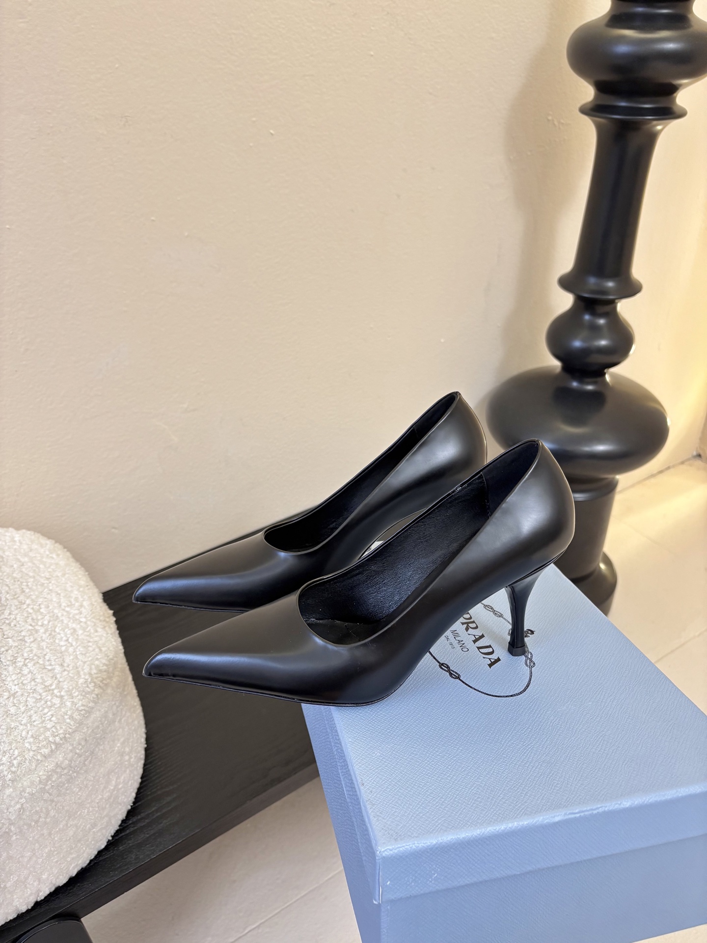 PRAD*25ss 复古三角标尖头小猫跟鞋头处嵌入Prada三角徽标，这是品牌辨识度极高的符号元素，强化