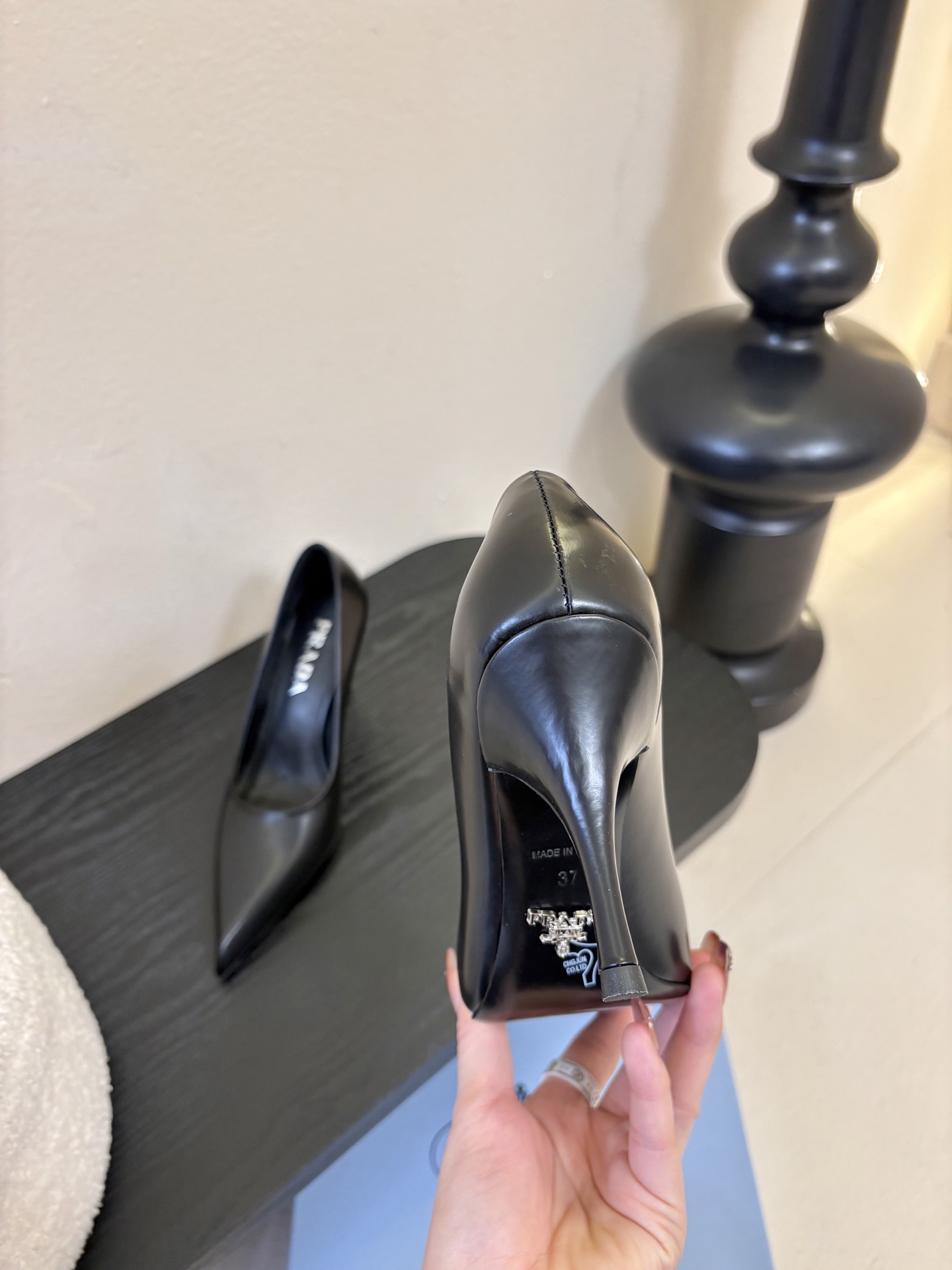 PRAD*25ss 复古三角标尖头小猫跟鞋头处嵌入Prada三角徽标，这是品牌辨识度极高的符号元素，强化