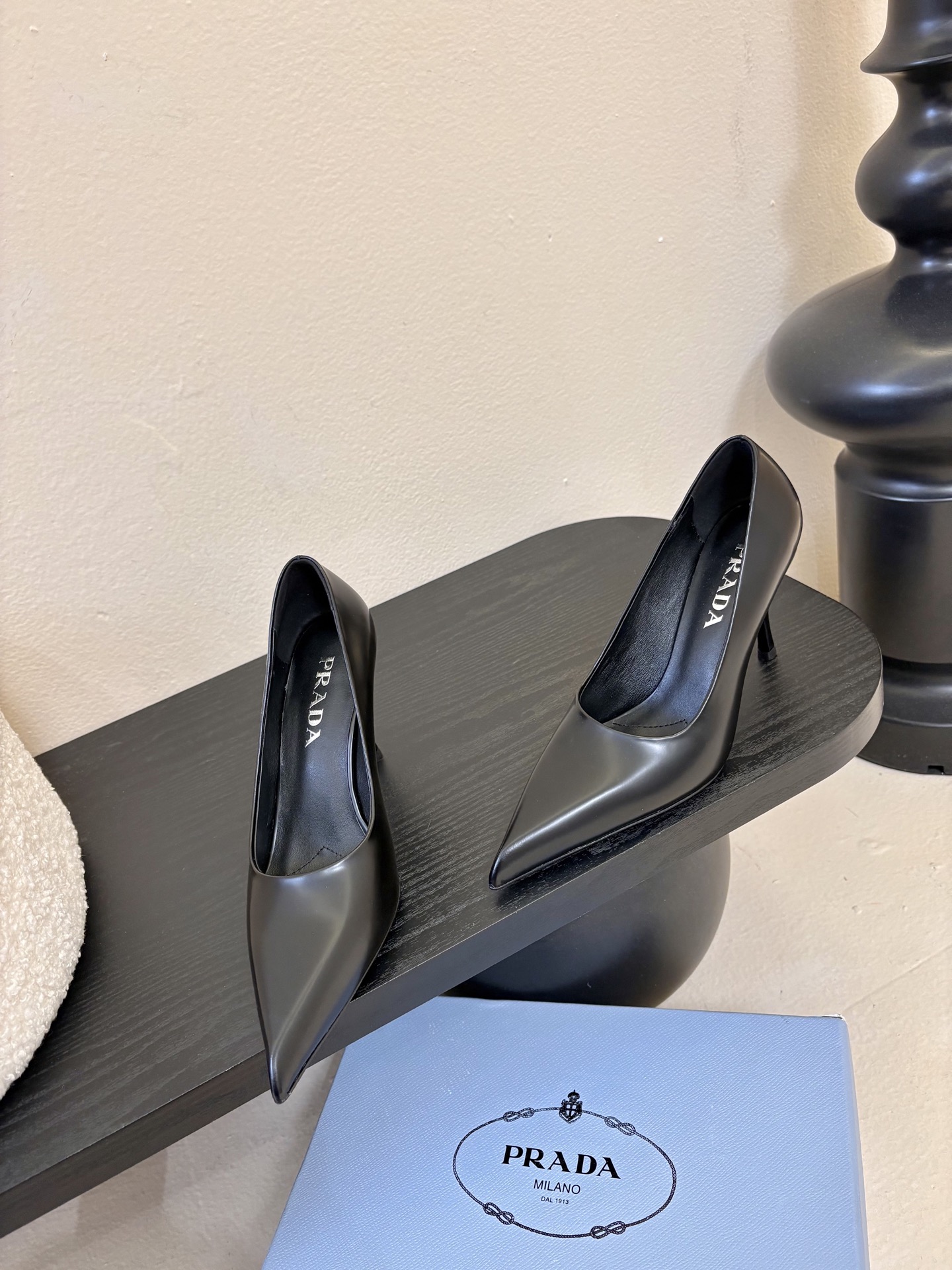 PRAD*25ss 复古三角标尖头小猫跟鞋头处嵌入Prada三角徽标，这是品牌辨识度极高的符号元素，强化