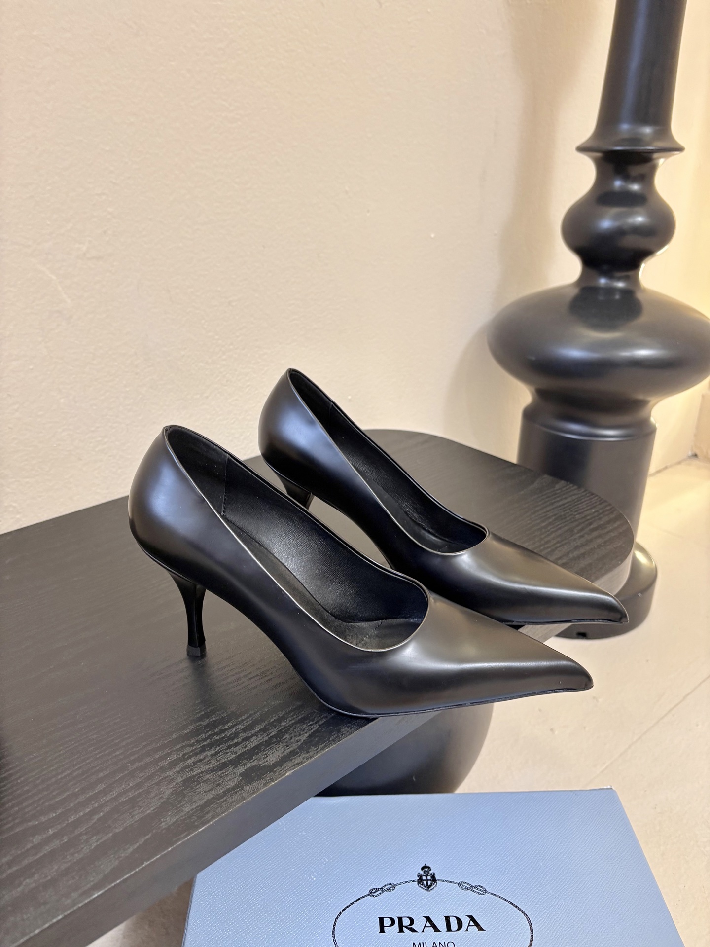 PRAD*25ss 复古三角标尖头小猫跟鞋头处嵌入Prada三角徽标，这是品牌辨识度极高的符号元素，强化