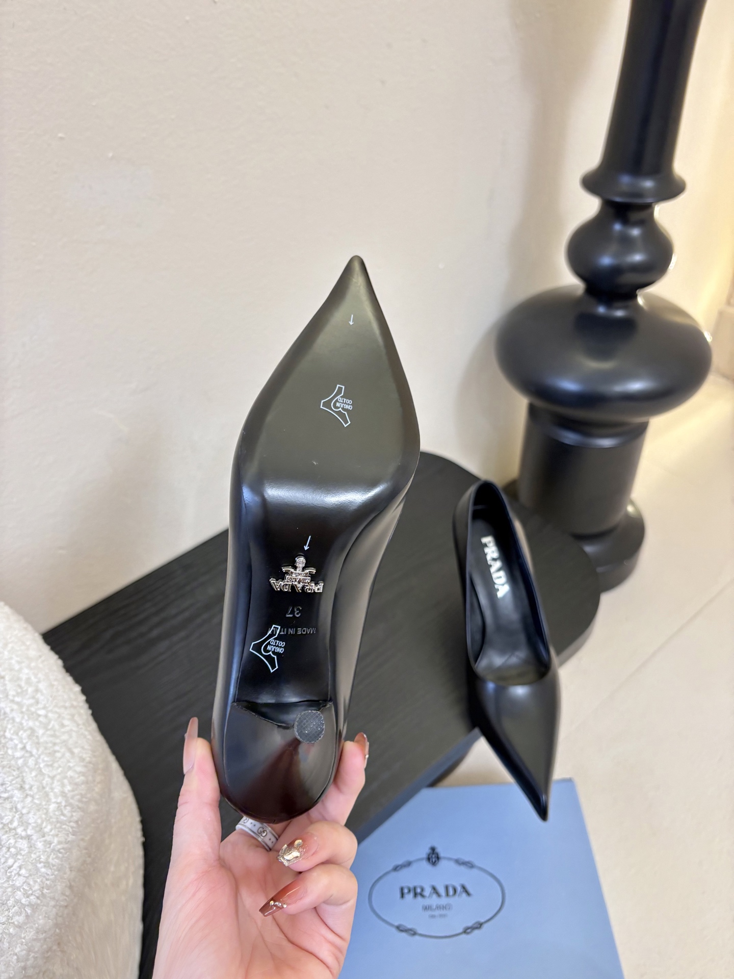 PRAD*25ss 复古三角标尖头小猫跟鞋头处嵌入Prada三角徽标，这是品牌辨识度极高的符号元素，强化