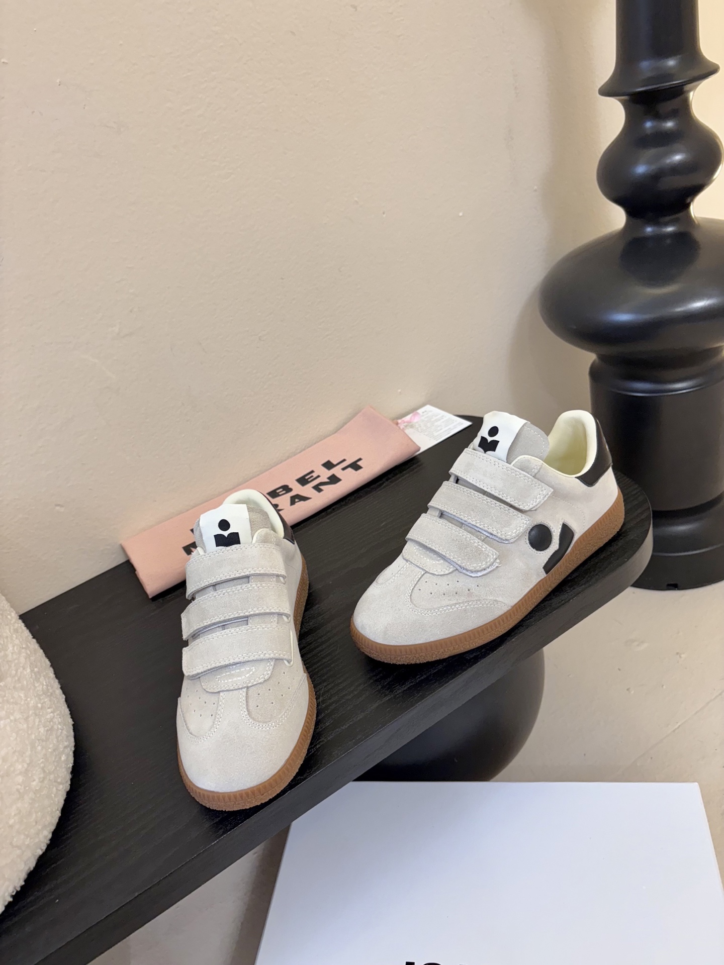 Isabel Maran*26ss复古运动风魔术贴运动鞋采用复古德训鞋廓形，鞋头圆润且鞋身线条流畅，融合