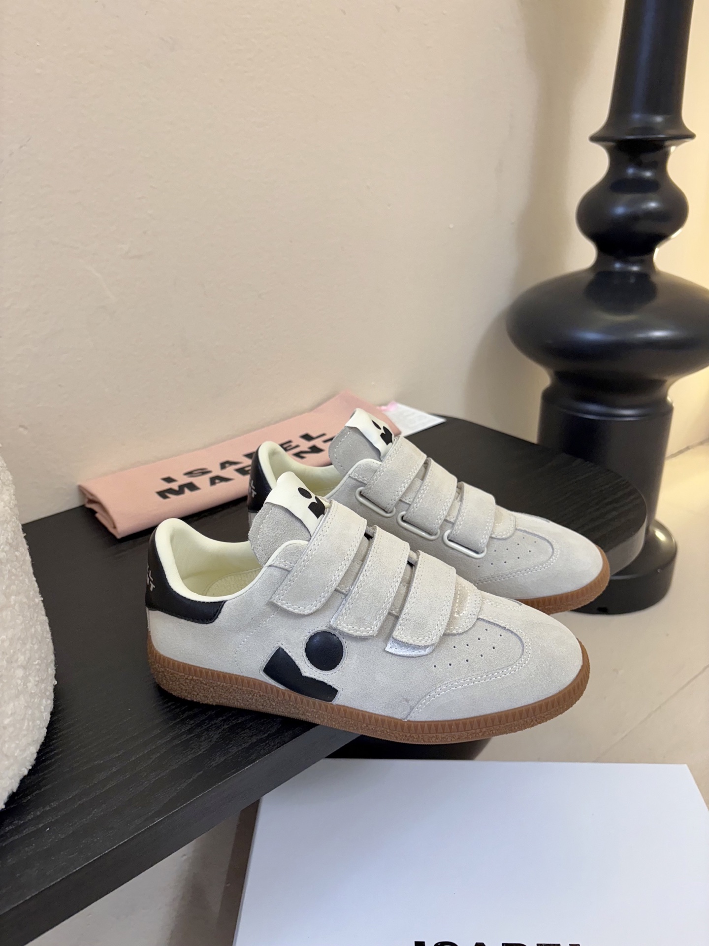 Isabel Maran*26ss复古运动风魔术贴运动鞋采用复古德训鞋廓形，鞋头圆润且鞋身线条流畅，融合