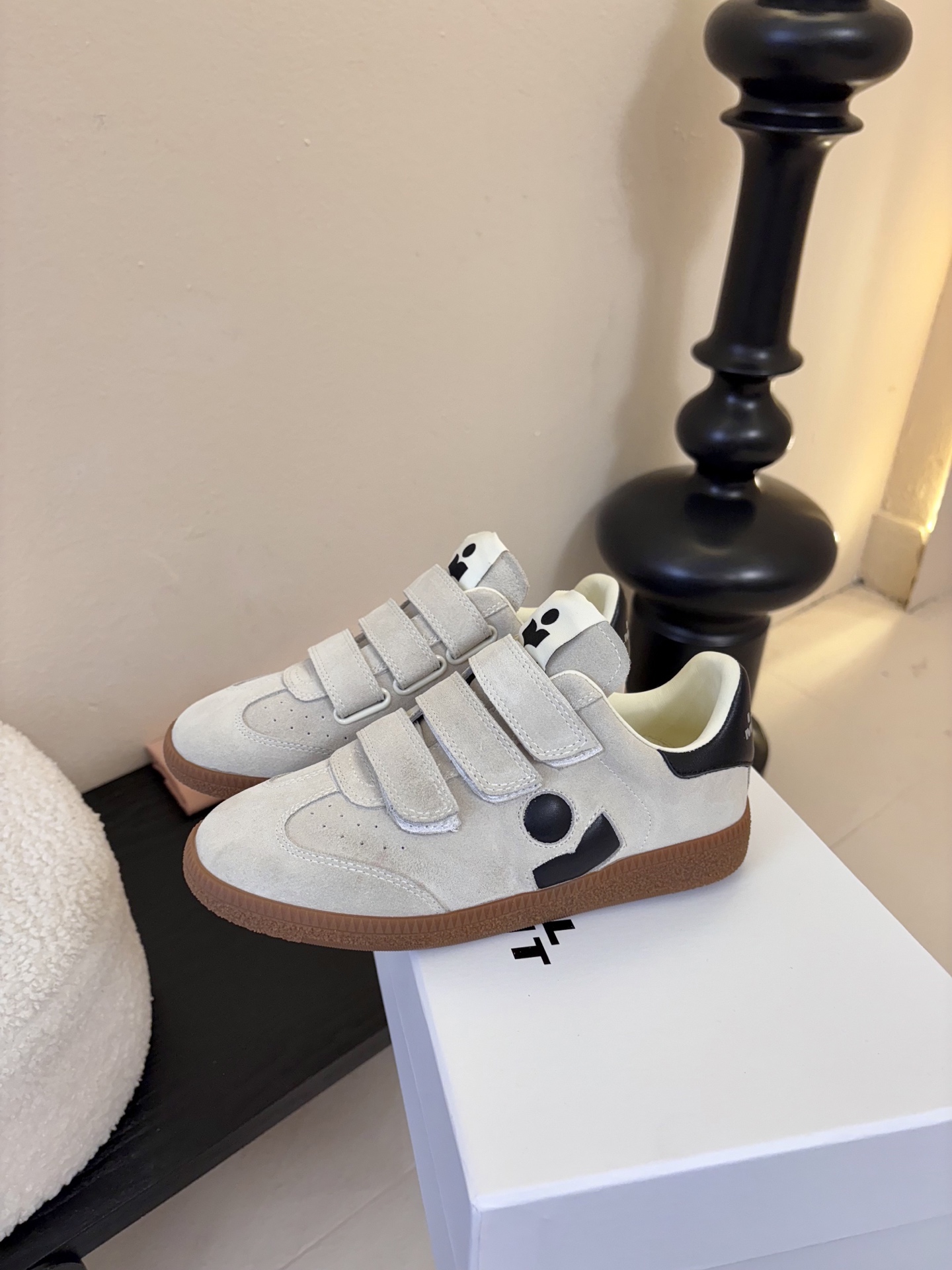 Isabel Maran*26ss复古运动风魔术贴运动鞋采用复古德训鞋廓形，鞋头圆润且鞋身线条流畅，融合