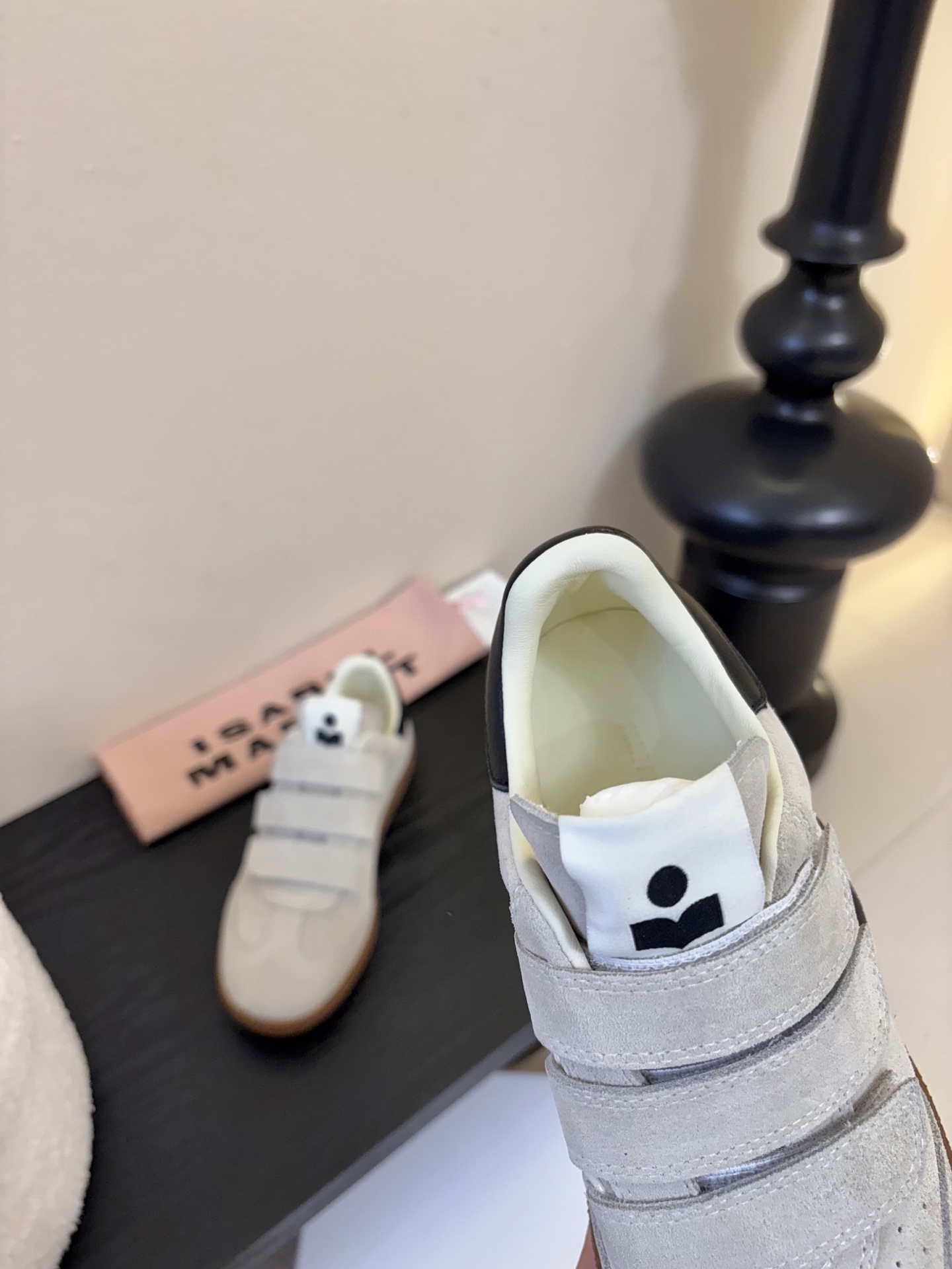 Isabel Maran*26ss复古运动风魔术贴运动鞋采用复古德训鞋廓形，鞋头圆润且鞋身线条流畅，融合