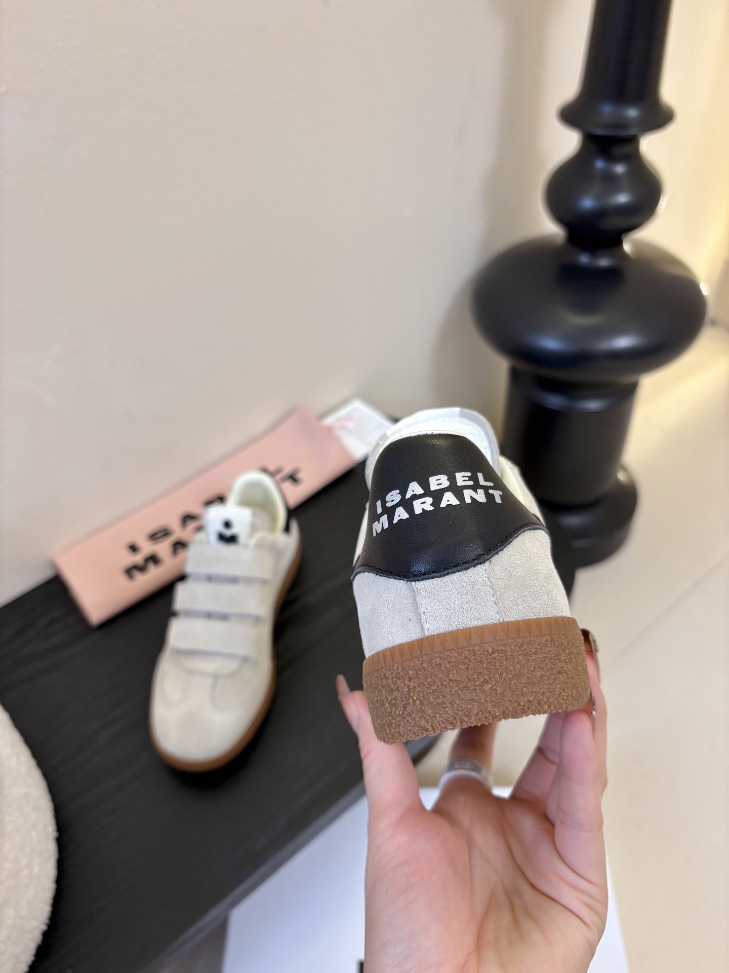 Isabel Maran*26ss复古运动风魔术贴运动鞋采用复古德训鞋廓形，鞋头圆润且鞋身线条流畅，融合