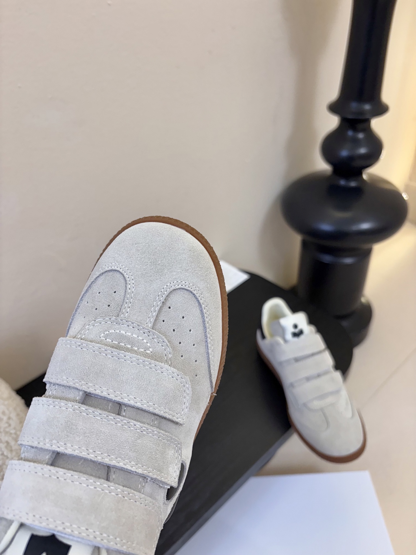 Isabel Maran*26ss复古运动风魔术贴运动鞋采用复古德训鞋廓形，鞋头圆润且鞋身线条流畅，融合