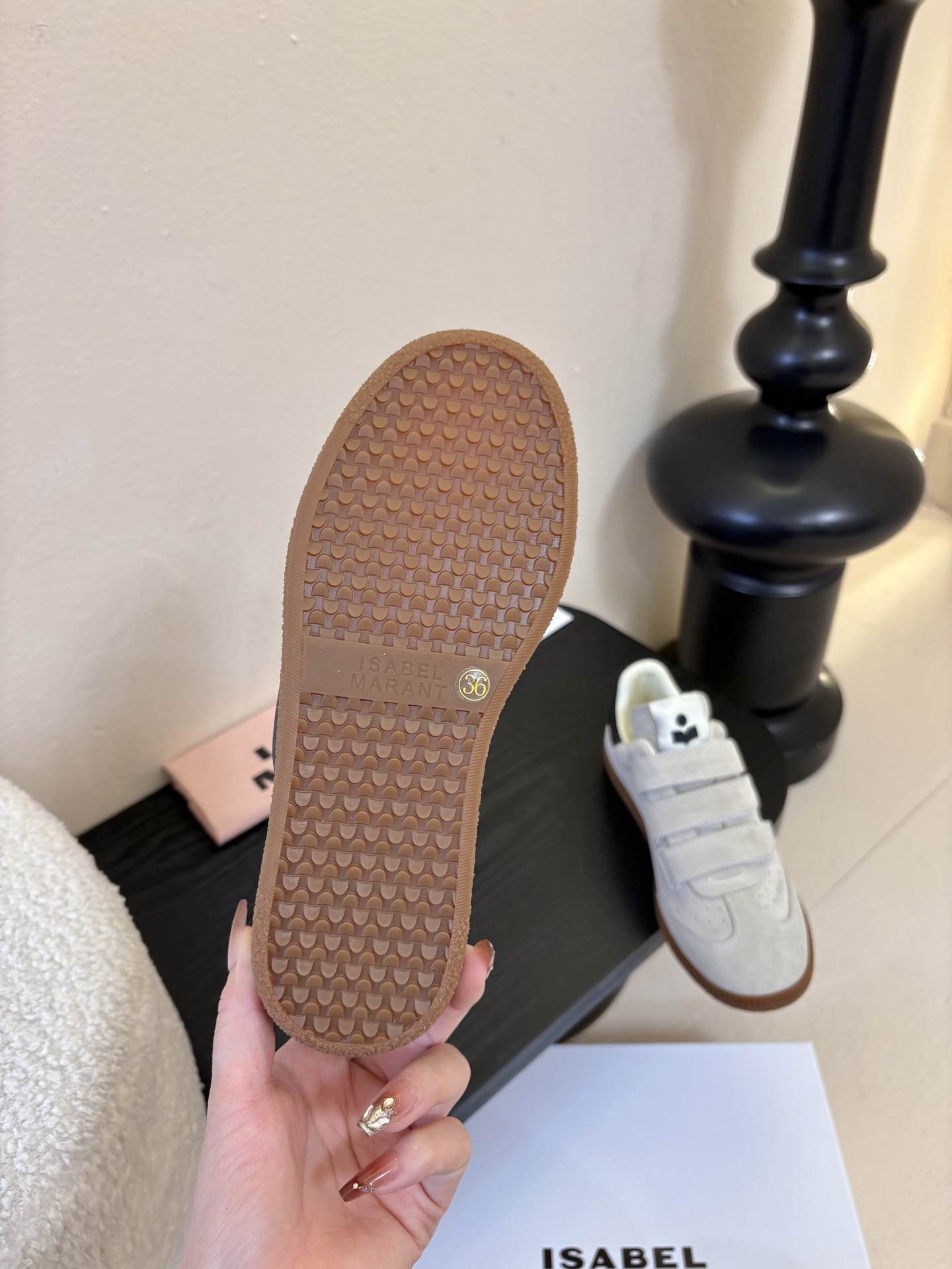 Isabel Maran*26ss复古运动风魔术贴运动鞋采用复古德训鞋廓形，鞋头圆润且鞋身线条流畅，融合