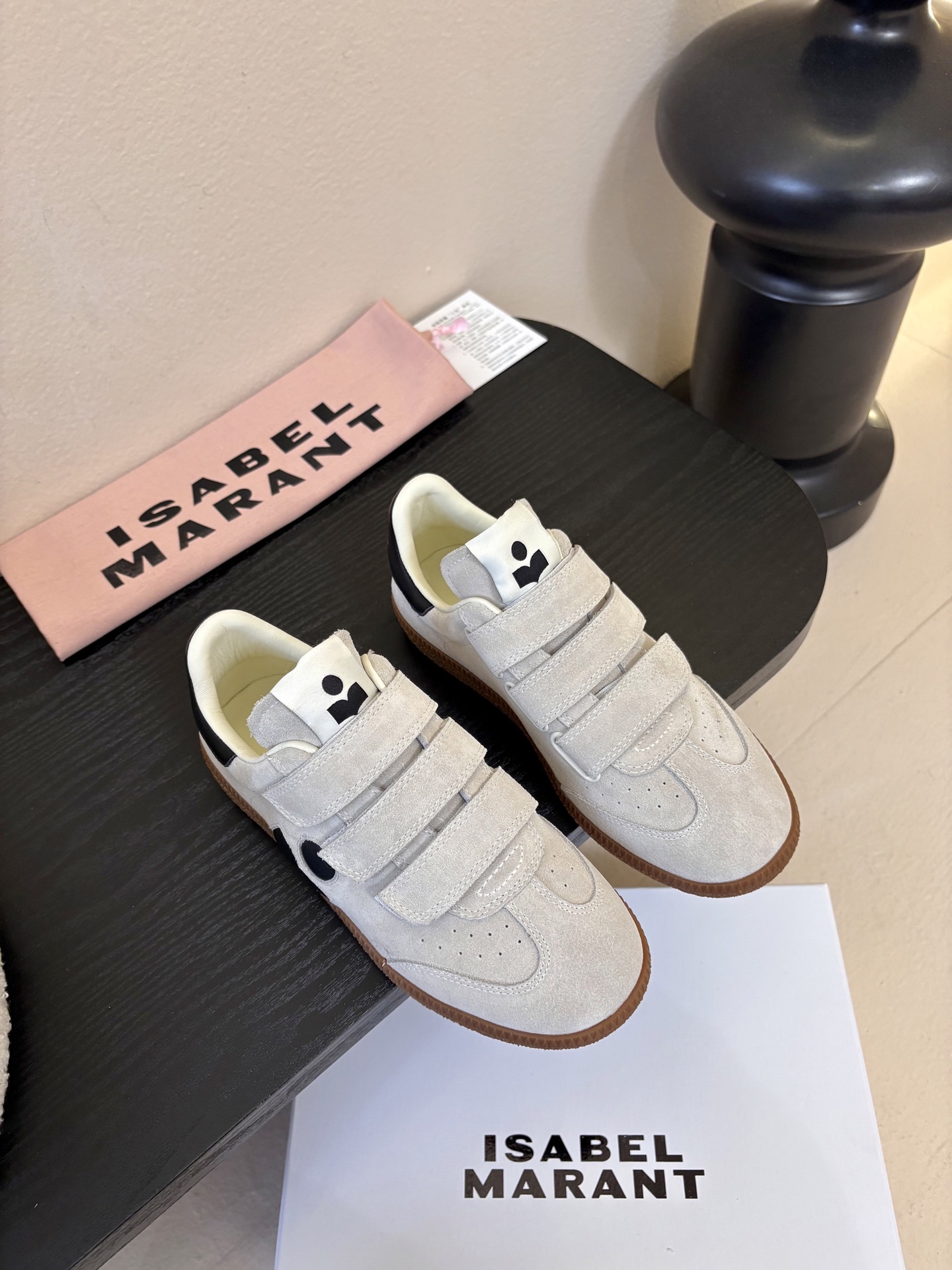 Isabel Maran*26ss复古运动风魔术贴运动鞋采用复古德训鞋廓形，鞋头圆润且鞋身线条流畅，融合