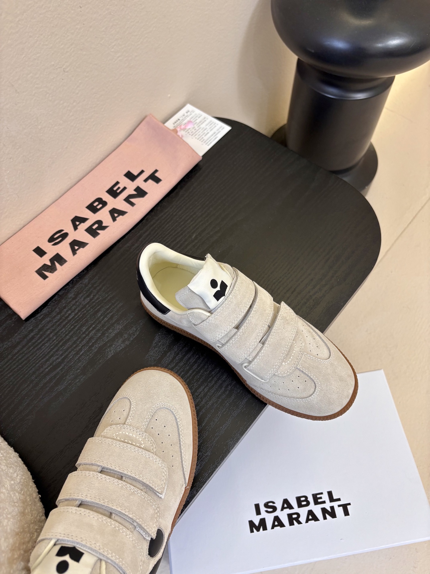 Isabel Maran*26ss复古运动风魔术贴运动鞋采用复古德训鞋廓形，鞋头圆润且鞋身线条流畅，融合