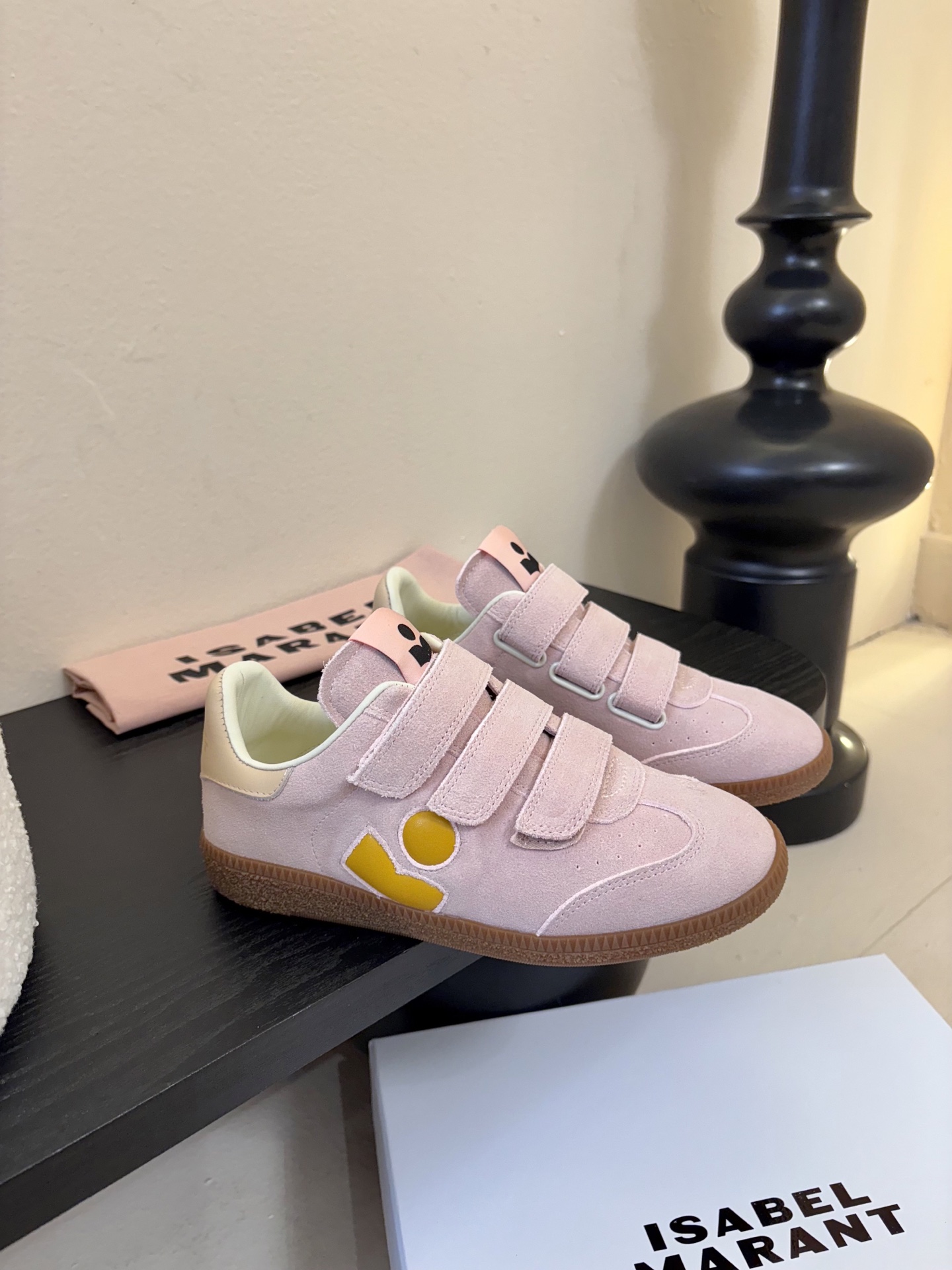 Isabel Maran*26ss复古运动风魔术贴运动鞋采用复古德训鞋廓形，鞋头圆润且鞋身线条流畅，融合