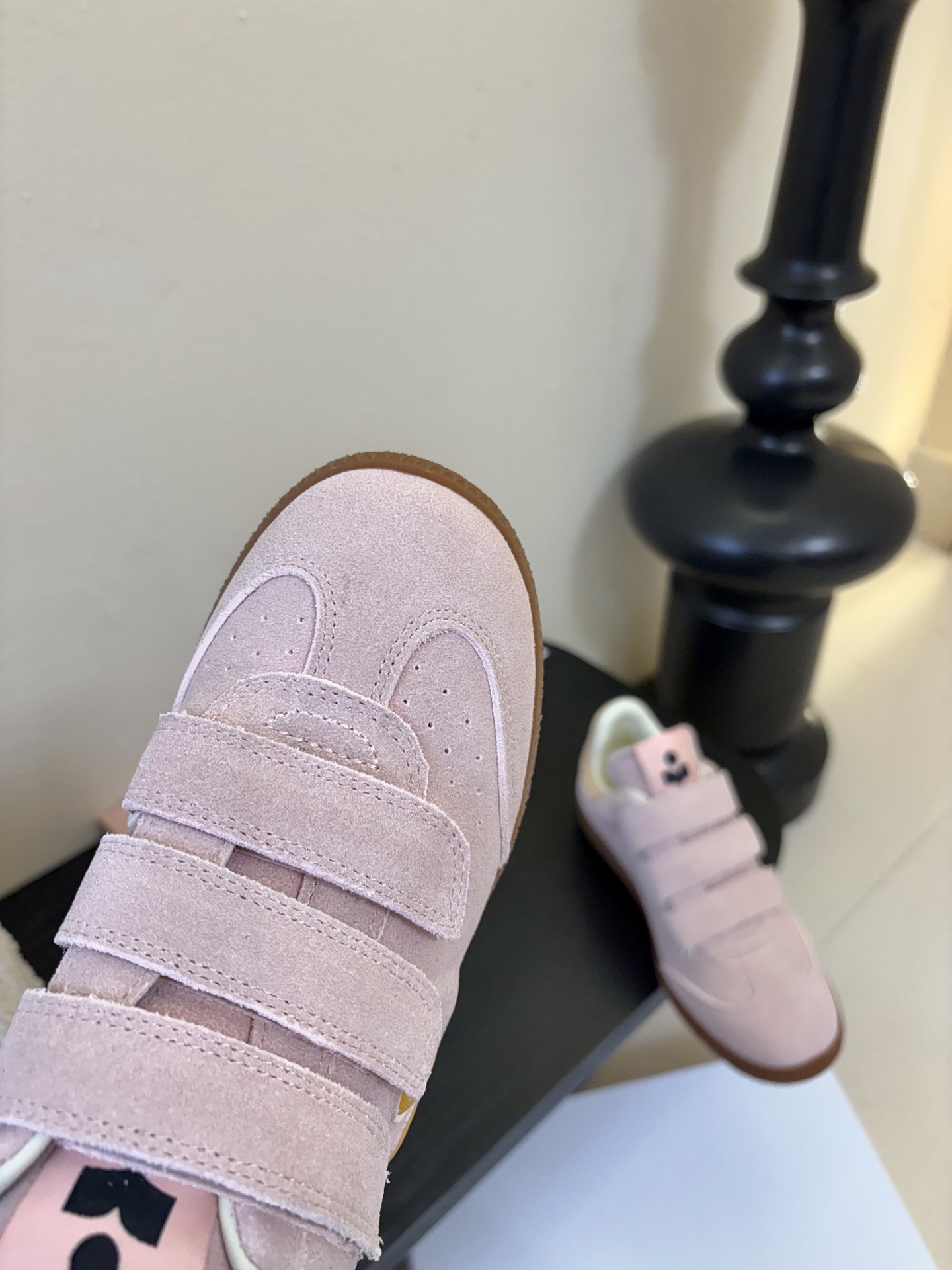 Isabel Maran*26ss复古运动风魔术贴运动鞋采用复古德训鞋廓形，鞋头圆润且鞋身线条流畅，融合