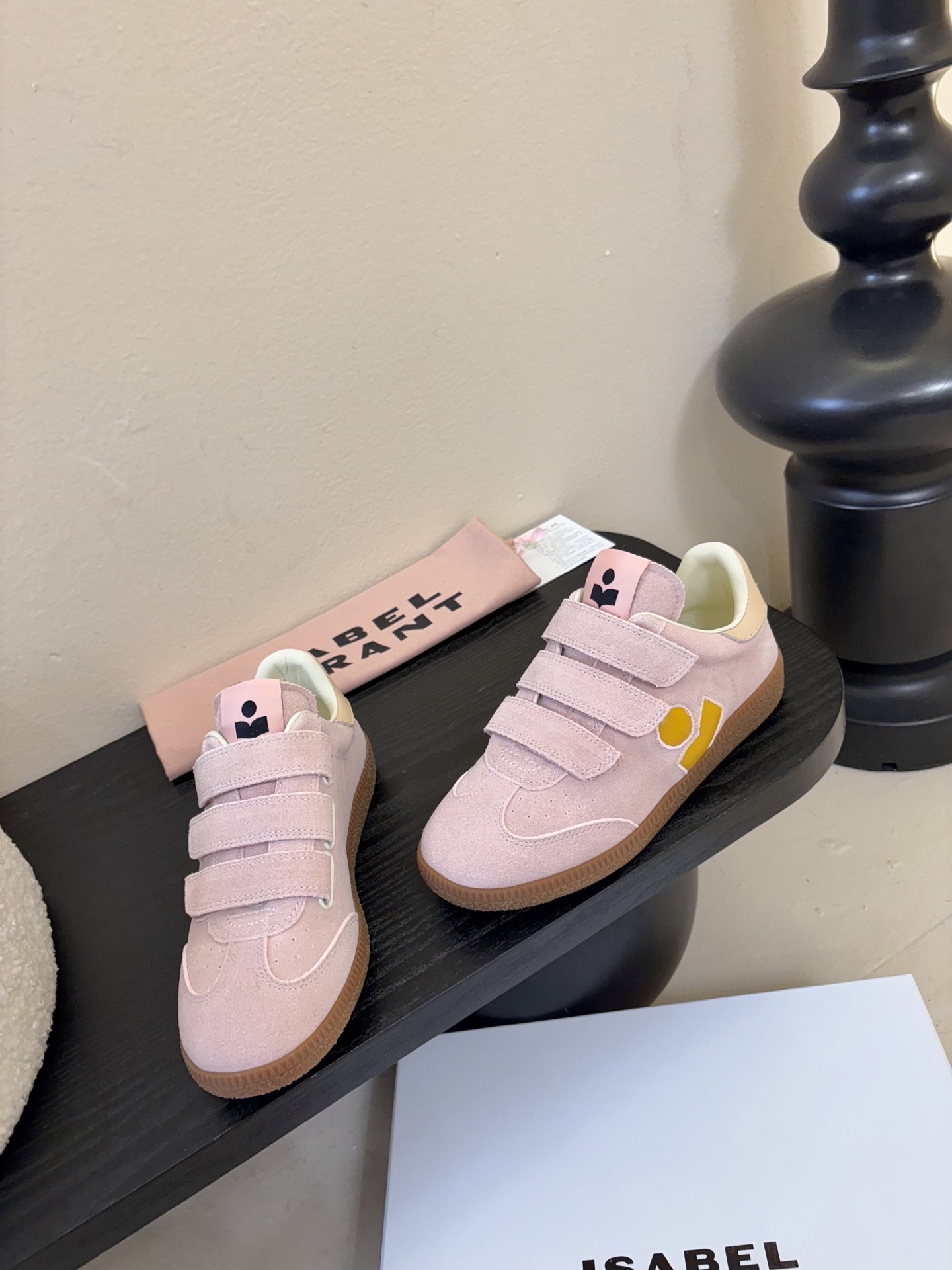 Isabel Maran*26ss复古运动风魔术贴运动鞋采用复古德训鞋廓形，鞋头圆润且鞋身线条流畅，融合