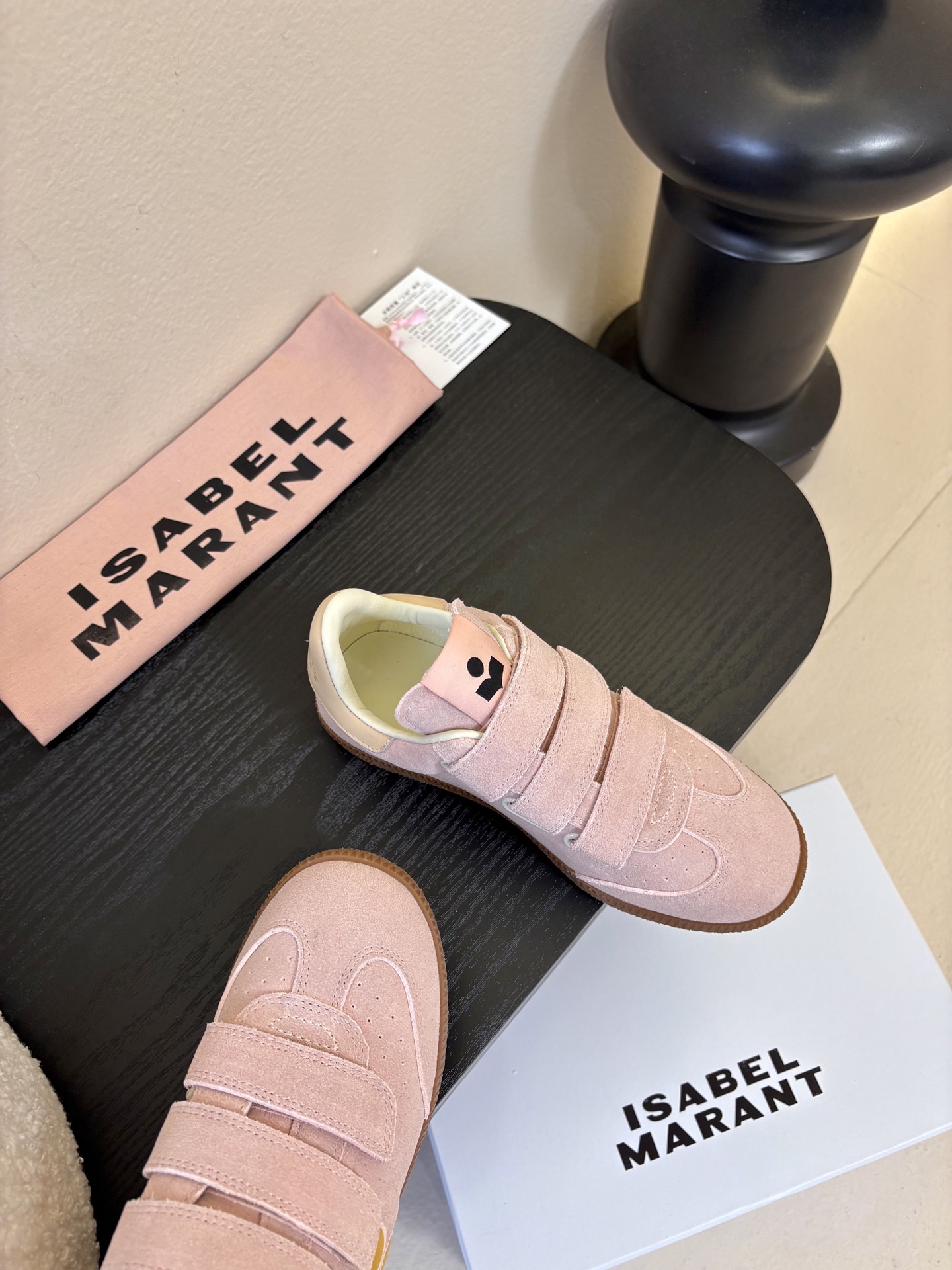 Isabel Maran*26ss复古运动风魔术贴运动鞋采用复古德训鞋廓形，鞋头圆润且鞋身线条流畅，融合