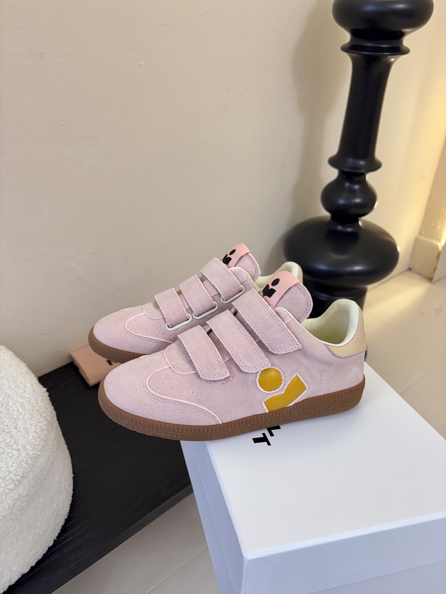 Isabel Maran*26ss复古运动风魔术贴运动鞋采用复古德训鞋廓形，鞋头圆润且鞋身线条流畅，融合