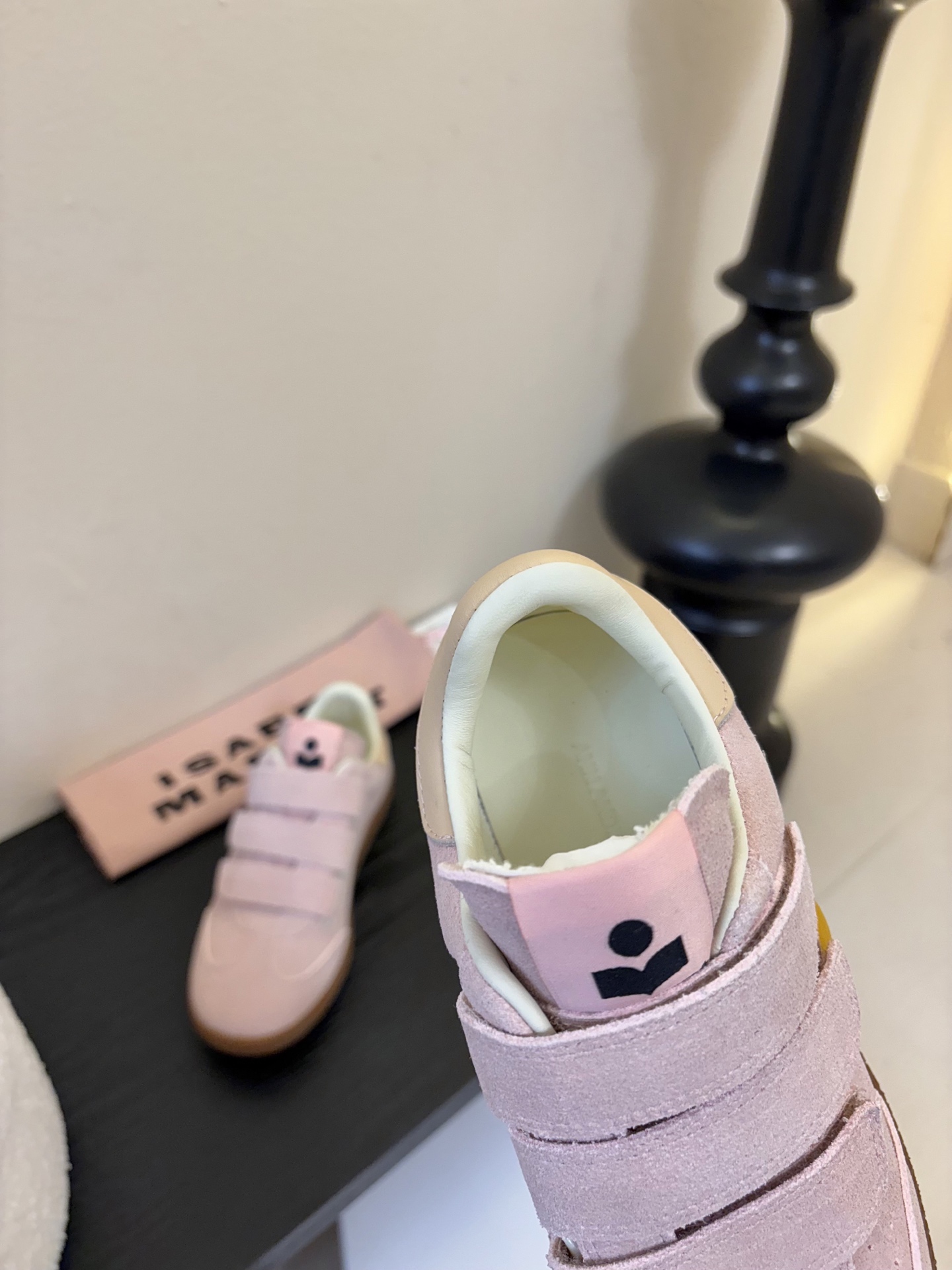 Isabel Maran*26ss复古运动风魔术贴运动鞋采用复古德训鞋廓形，鞋头圆润且鞋身线条流畅，融合