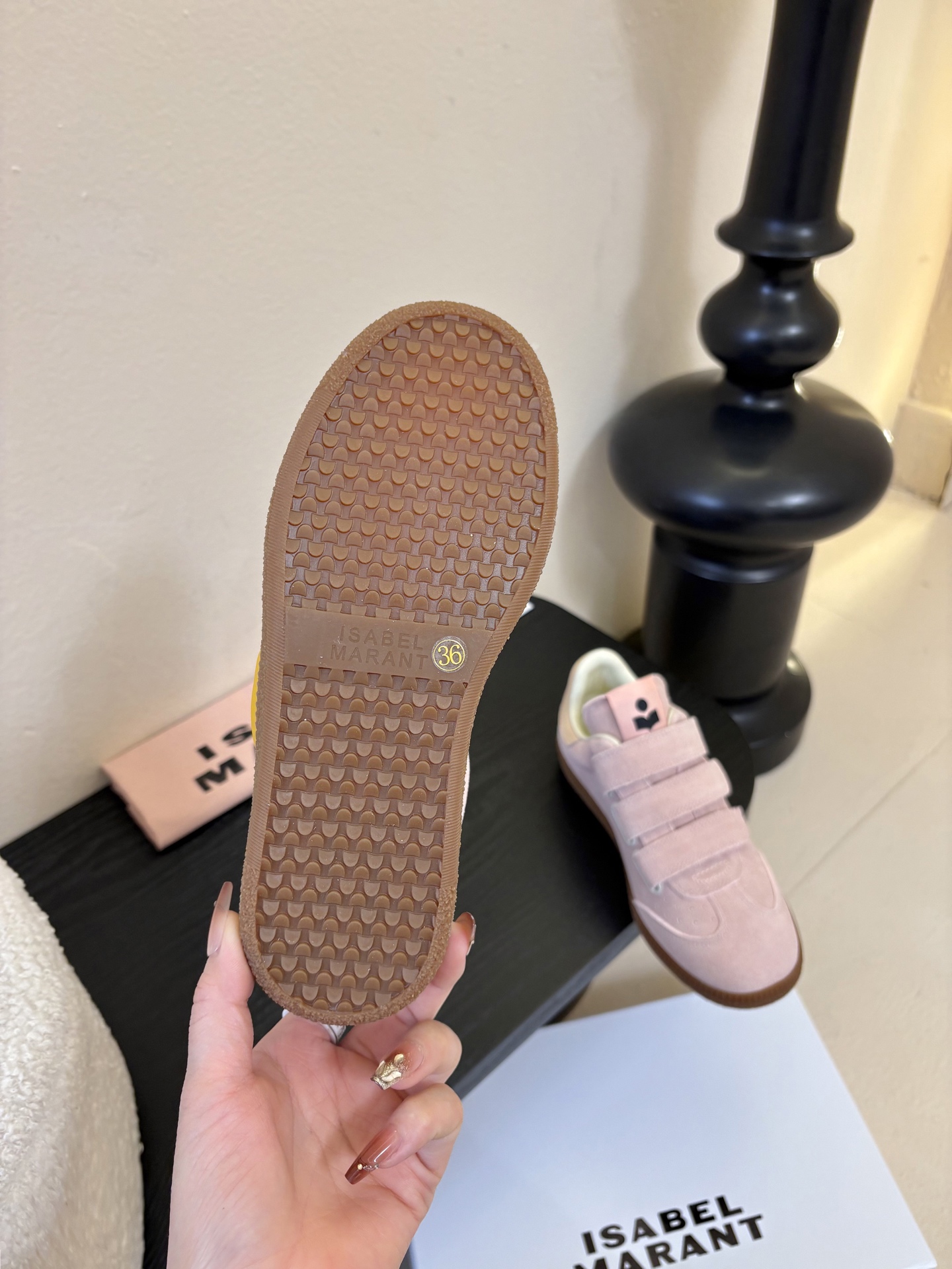 Isabel Maran*26ss复古运动风魔术贴运动鞋采用复古德训鞋廓形，鞋头圆润且鞋身线条流畅，融合