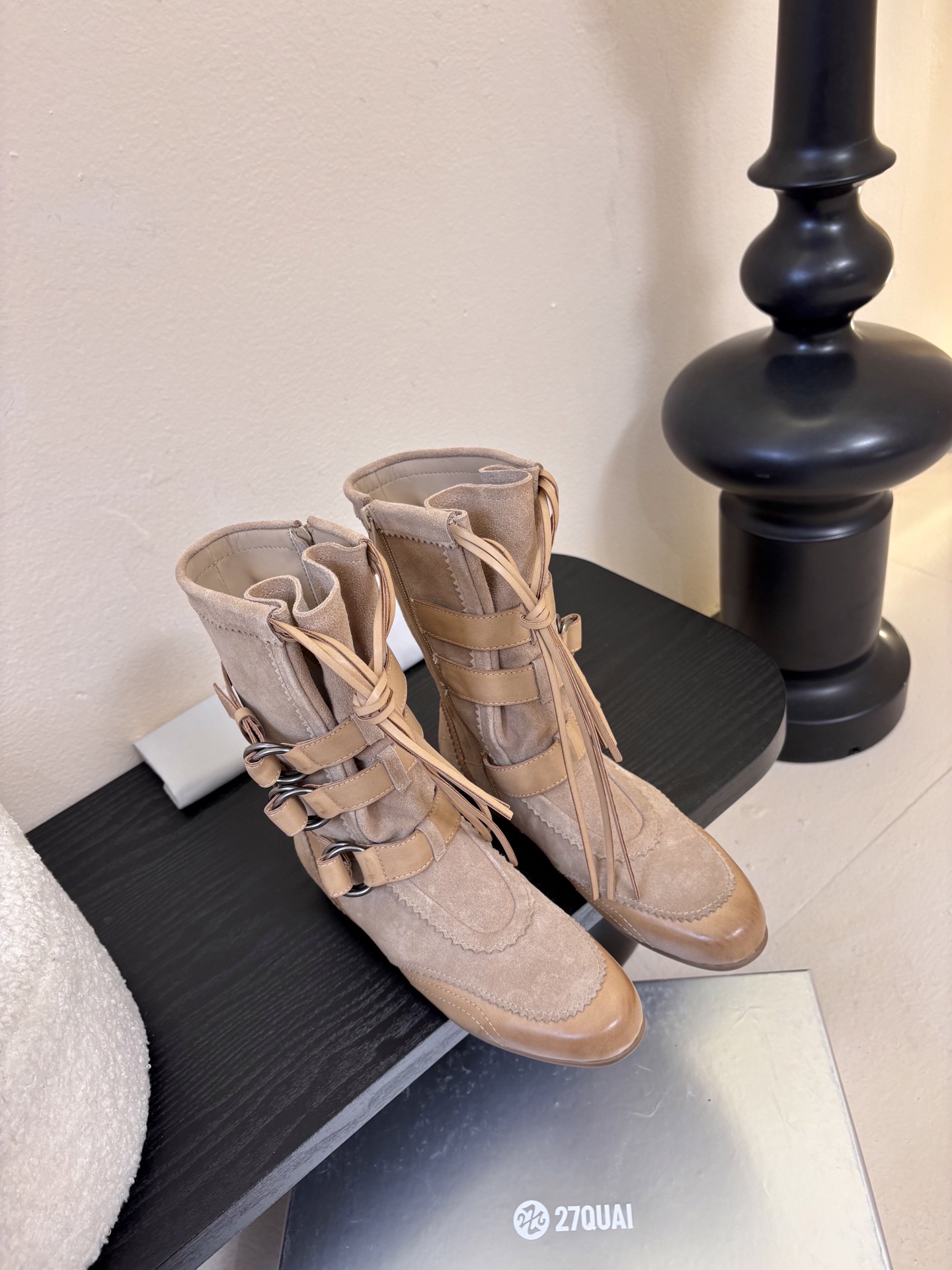 NO:711087,GROSMOTT · Wander series leather buckle tassel boxing boots wandering boots upper high mercerized cow suede two-color oil wax leather rubbed cowhide, lining cowhide, original molded outsole, height 1.5cm, size 35-39, order 40, boots, boots, cowhide19860909GROSMOTT · Wander系列皮扣流苏拳击短靴流浪靴鞋面高丝光牛反绒双色油蜡皮擦色牛皮,内里牛皮,原版开模大底,高1.5cm ,尺码35-39 ,40订,靴子,boots,cowhide,Women's Shoes