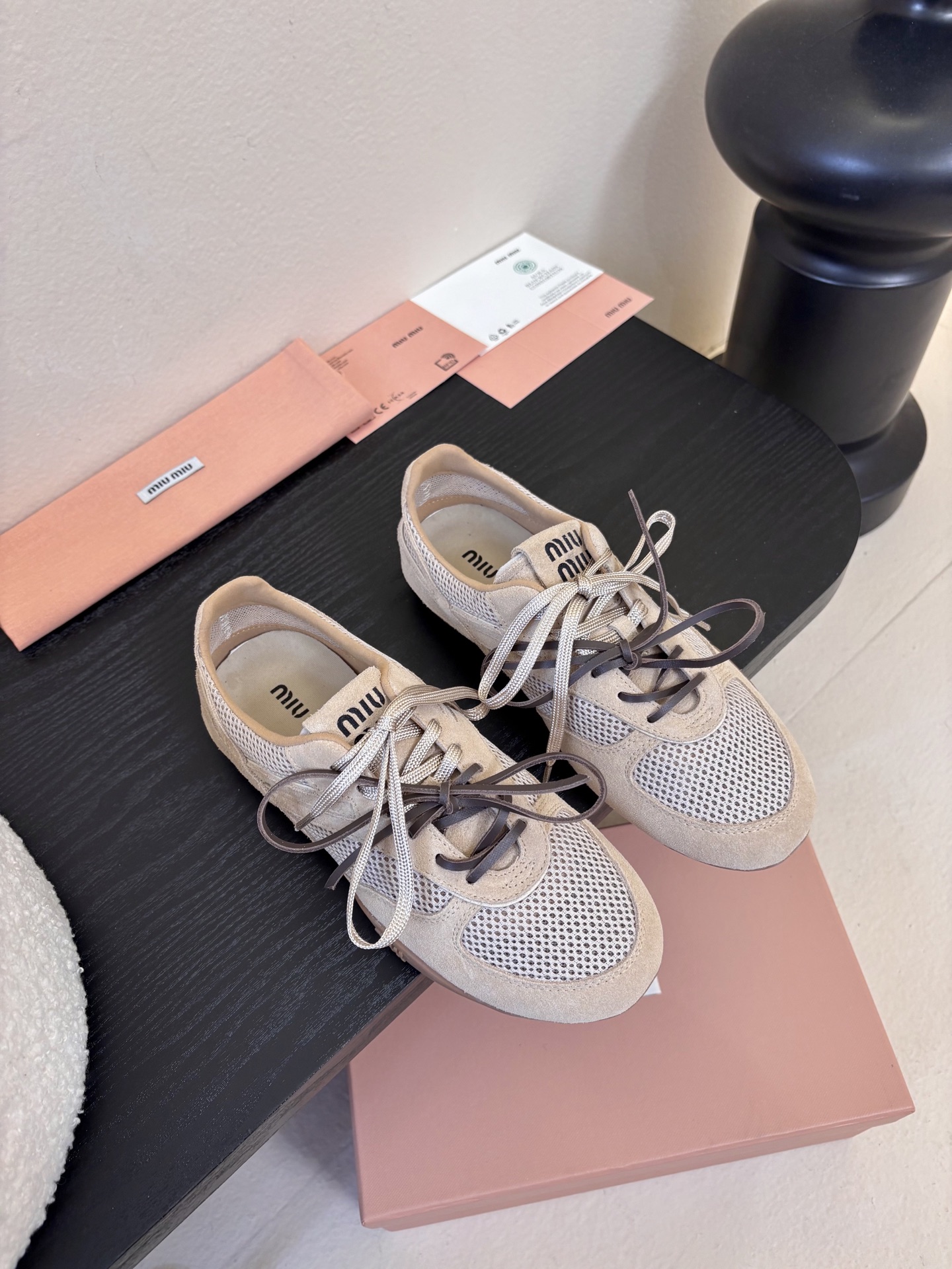 MiuMiu缪缪春夏最新走秀款薄底鞋 休闲鞋 超多明星网红种草 国内外博主刷爆的一款 小红书种草系列 复