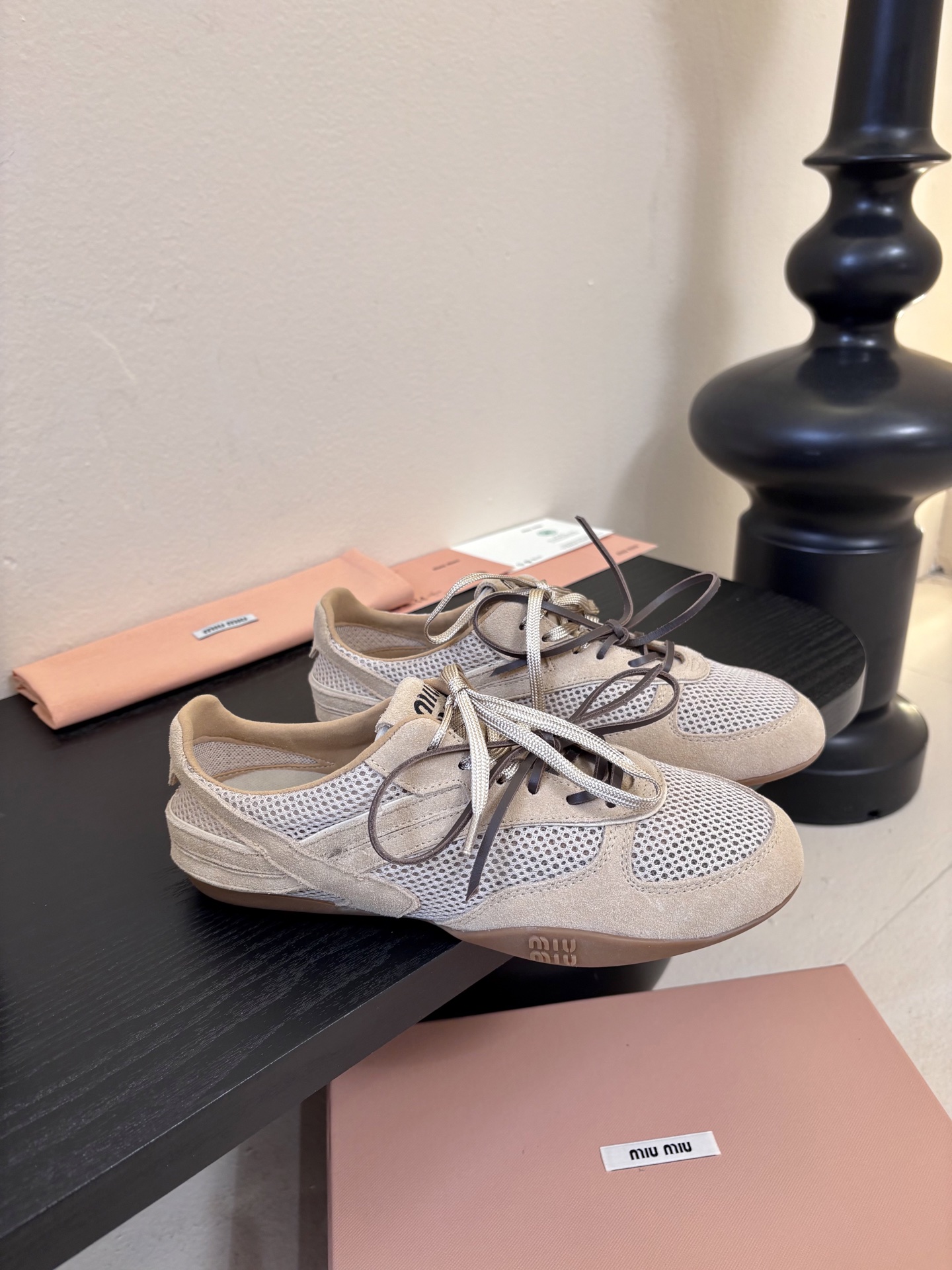 MiuMiu缪缪春夏最新走秀款薄底鞋 休闲鞋 超多明星网红种草 国内外博主刷爆的一款 小红书种草系列 复