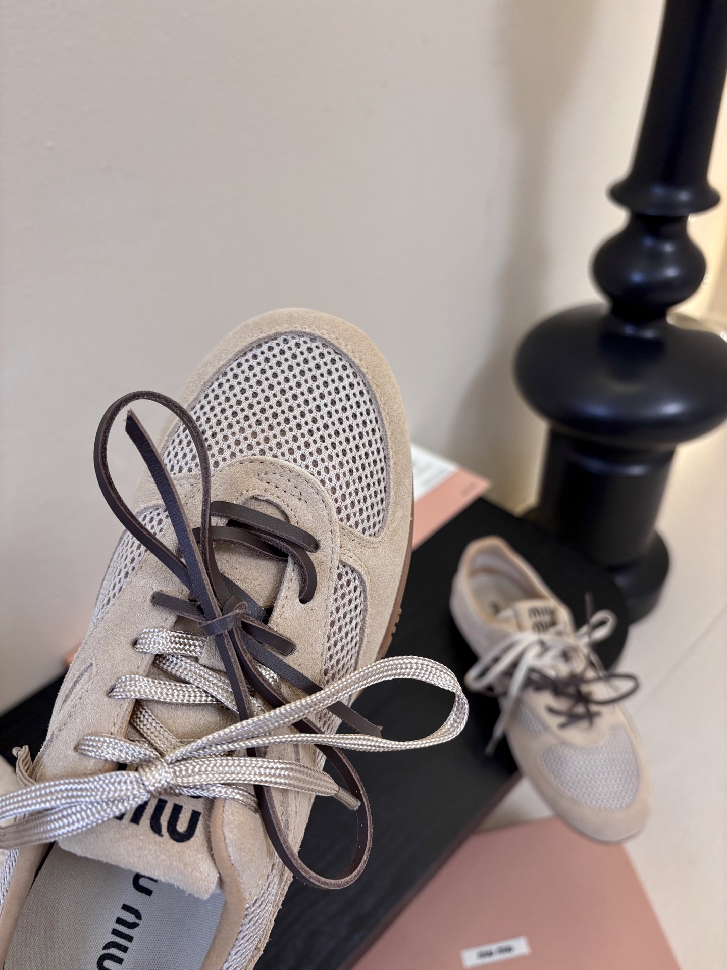 MiuMiu缪缪春夏最新走秀款薄底鞋 休闲鞋 超多明星网红种草 国内外博主刷爆的一款 小红书种草系列 复