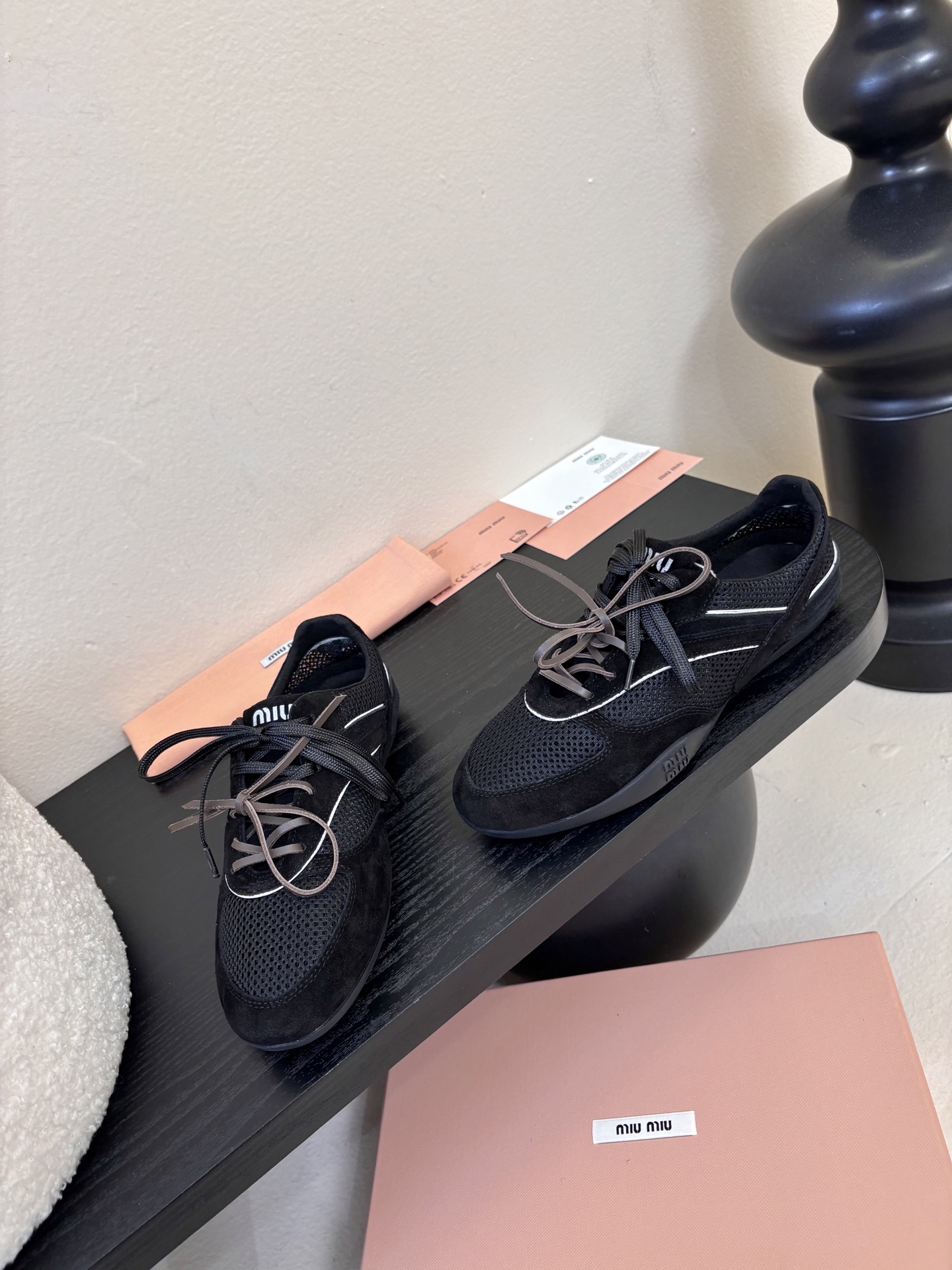 MiuMiu缪缪春夏最新走秀款薄底鞋 休闲鞋 超多明星网红种草 国内外博主刷爆的一款 小红书种草系列 复