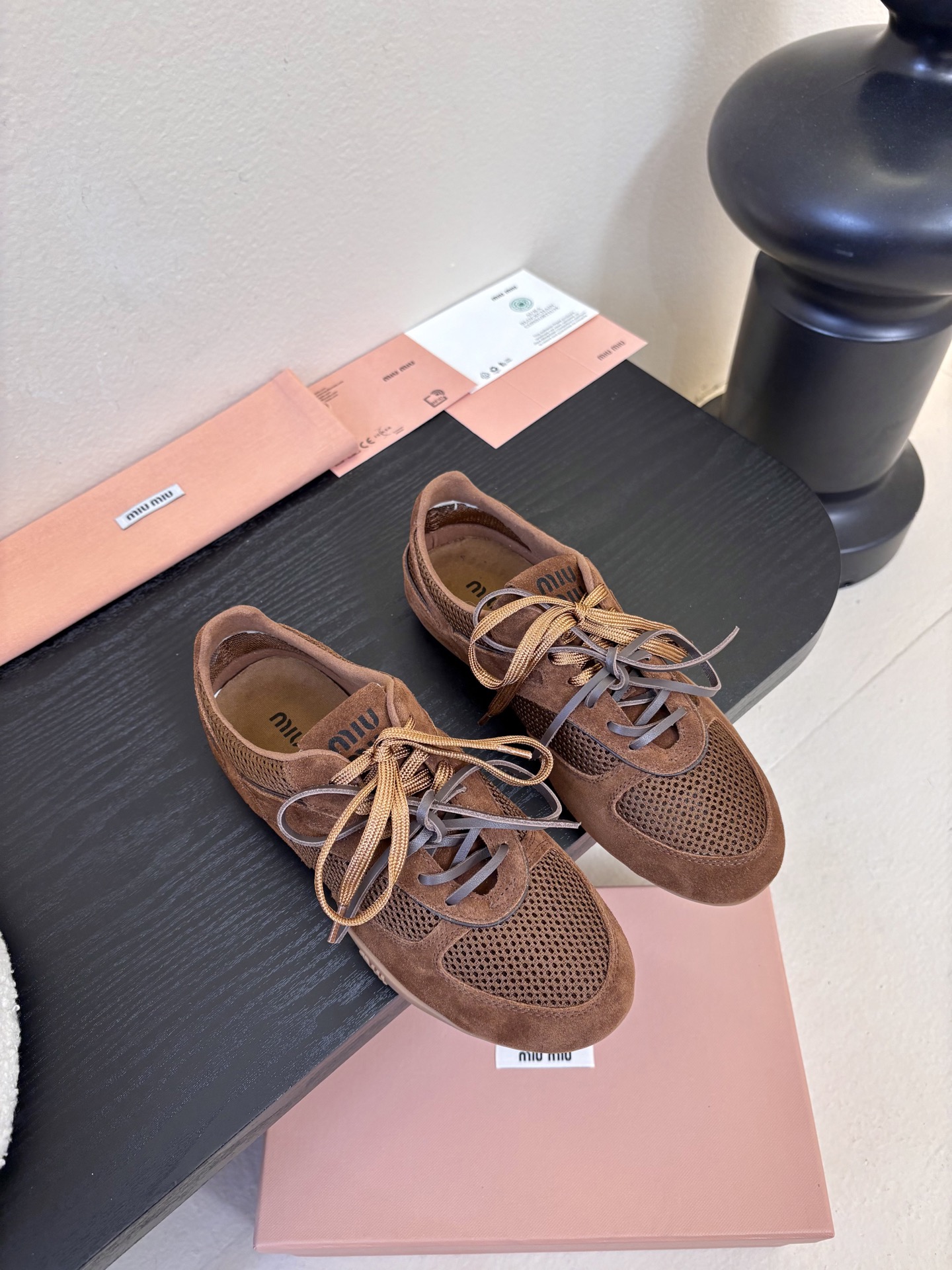 NO:711084,MiuMiu Miu Miu's latest spring and summer catwalk thin-soled shoes, casual shoes, popular among domestic and foreign bloggers, Xiaohongshu Grass Series, retro and fashionable, look great on the feet. Simple sports sneaker design, highly recognizable tongue, creating a sweet casual style of Buddhism~~ full of footwear, casual matching, long skirts, short skirts, shorts, wear a unique style~~ Upper cow suede mesh original molded non-slip outsole  Size 35-40, casual shoes/sports shoes, miumiu, sneakers, skirts, shorts19860909MiuMiu缪缪春夏最新走秀款薄底鞋 休闲鞋 超多明星网红种草 国内外博主刷爆的一款 小红书种草系列 复古又时髦上脚美炸了 简约的运动板鞋设计,极具辨识度的鞋舌,打造佛系甜美的休闲风~~上脚气场十足随意搭配,长裙,短裙,短裤,穿出与众不同的风格~~ 鞋面牛反绒网面 原版开模防滑大底 码数35-40,休闲鞋/运动鞋,miumiu,sneakers,skirts,shorts,Women's Shoes