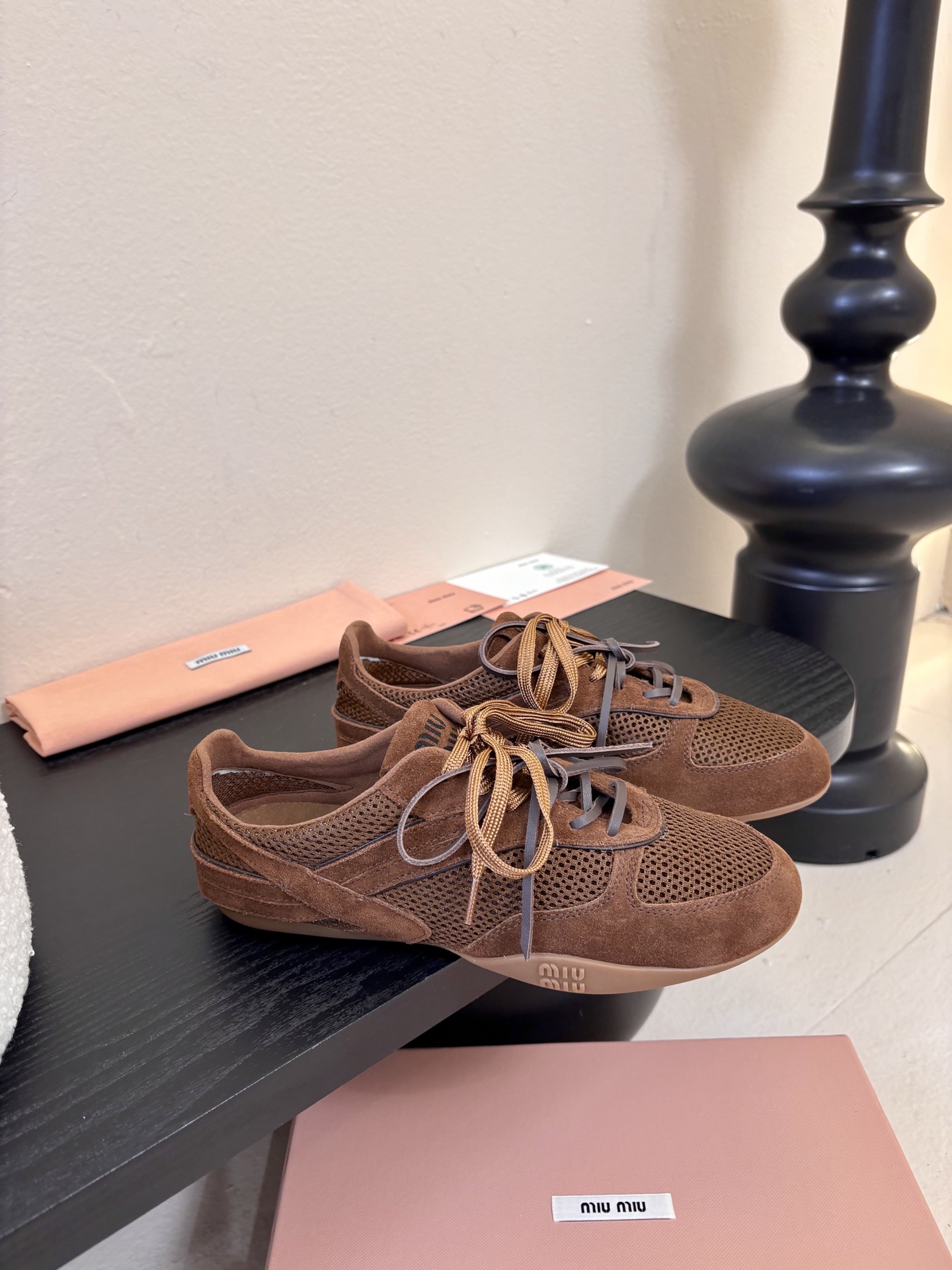 MiuMiu缪缪春夏最新走秀款薄底鞋 休闲鞋 超多明星网红种草 国内外博主刷爆的一款 小红书种草系列 复