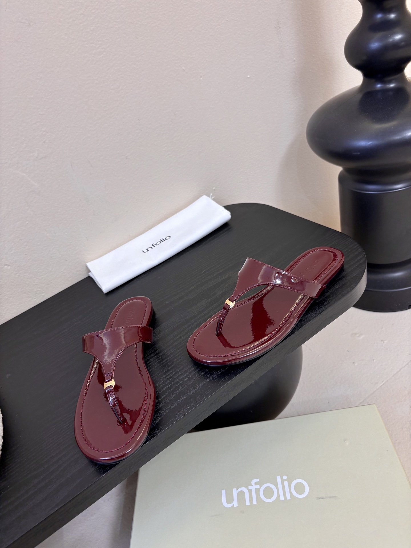 unfoli*26c 早春新人字拖采用高品质牛油皮材质，触感柔软，夹趾设计+细高跟，时髦又舒适，明亮黄色