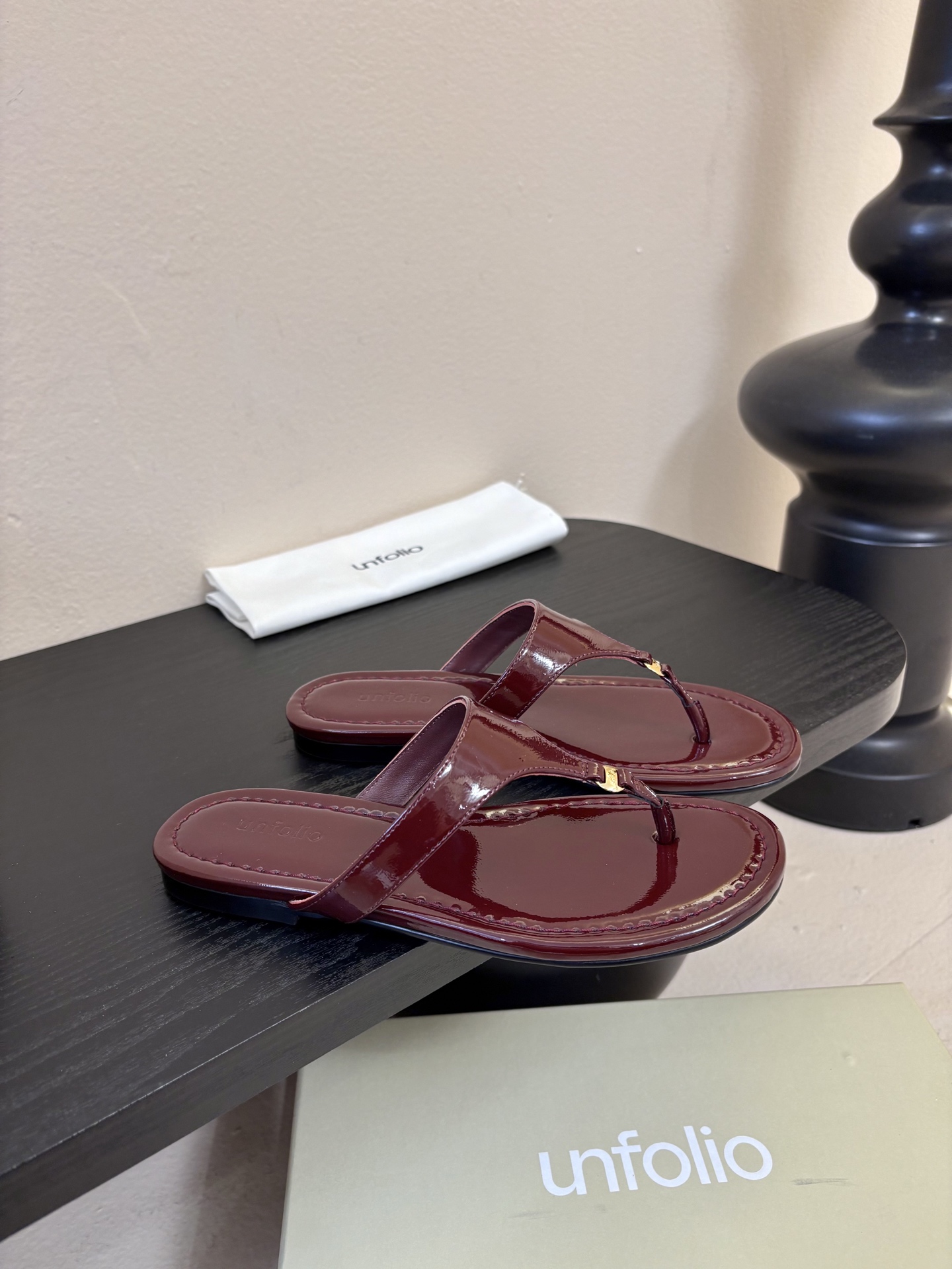 unfoli*26c 早春新人字拖采用高品质牛油皮材质，触感柔软，夹趾设计+细高跟，时髦又舒适，明亮黄色