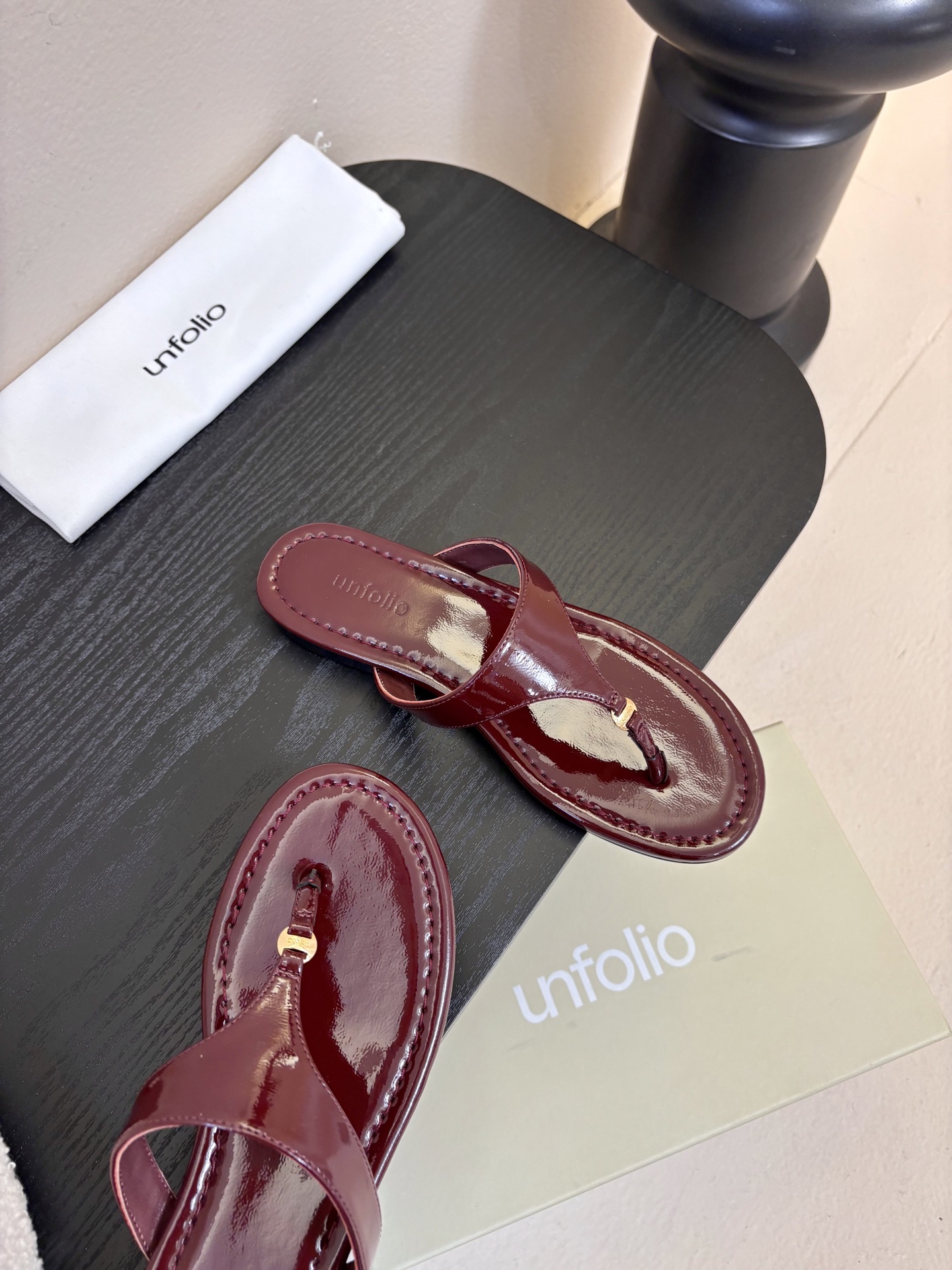 unfoli*26c 早春新人字拖采用高品质牛油皮材质，触感柔软，夹趾设计+细高跟，时髦又舒适，明亮黄色