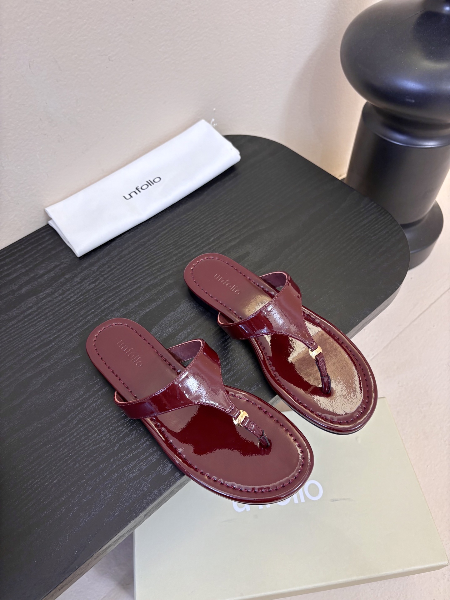 unfoli*26c 早春新人字拖采用高品质牛油皮材质，触感柔软，夹趾设计+细高跟，时髦又舒适，明亮黄色