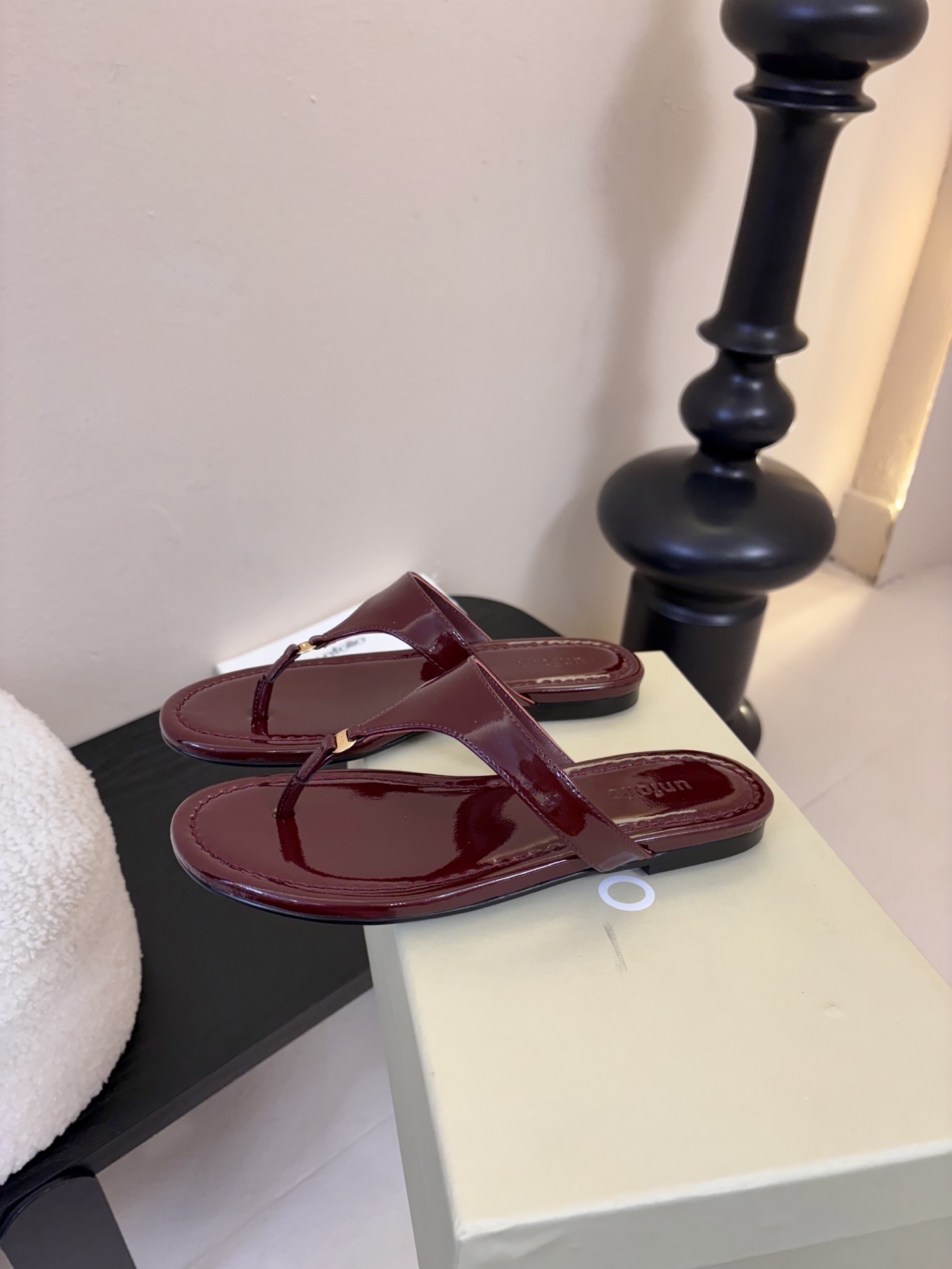 unfoli*26c 早春新人字拖采用高品质牛油皮材质，触感柔软，夹趾设计+细高跟，时髦又舒适，明亮黄色