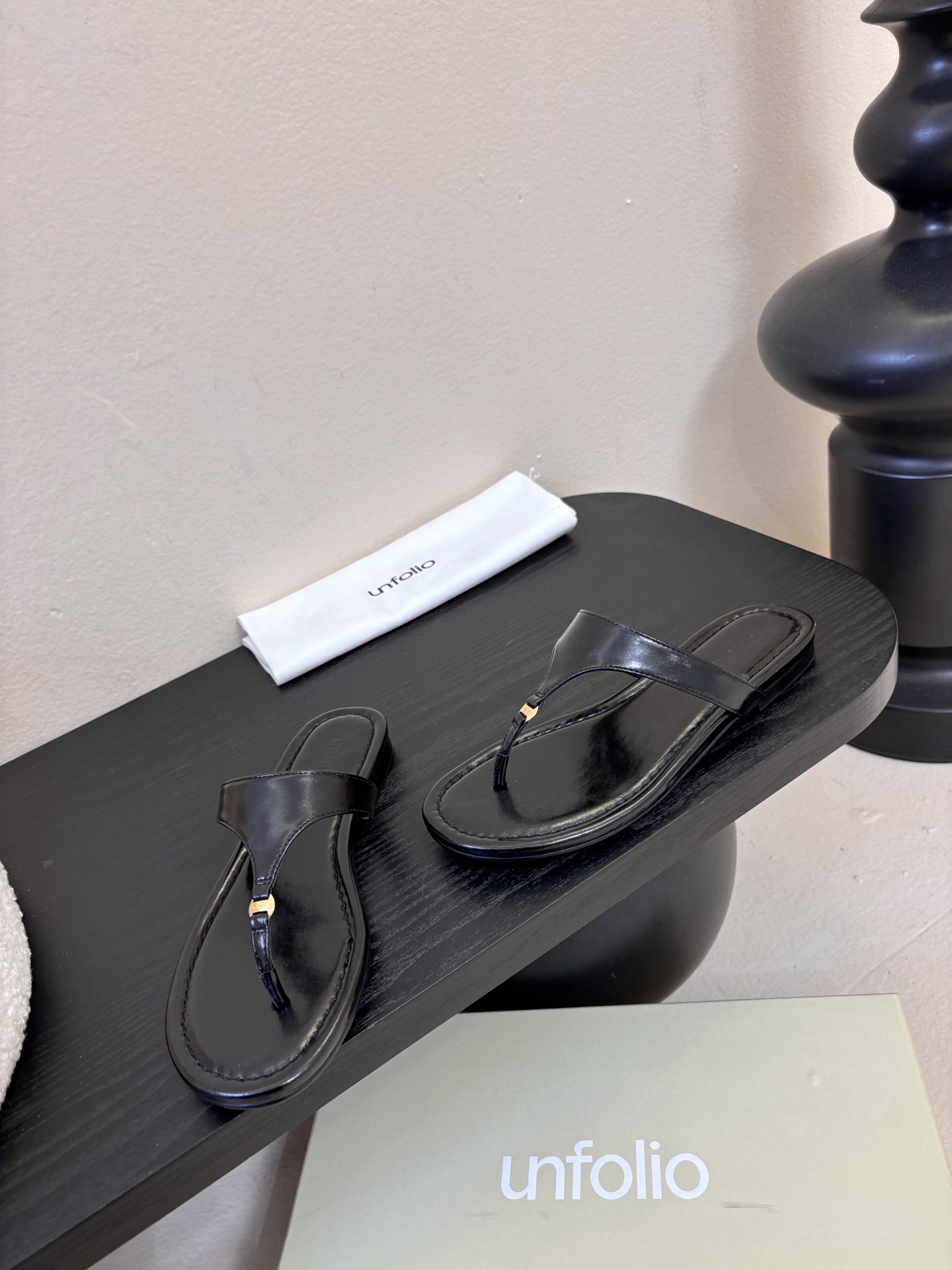 unfoli*26c 早春新人字拖采用高品质牛油皮材质，触感柔软，夹趾设计+细高跟，时髦又舒适，明亮黄色