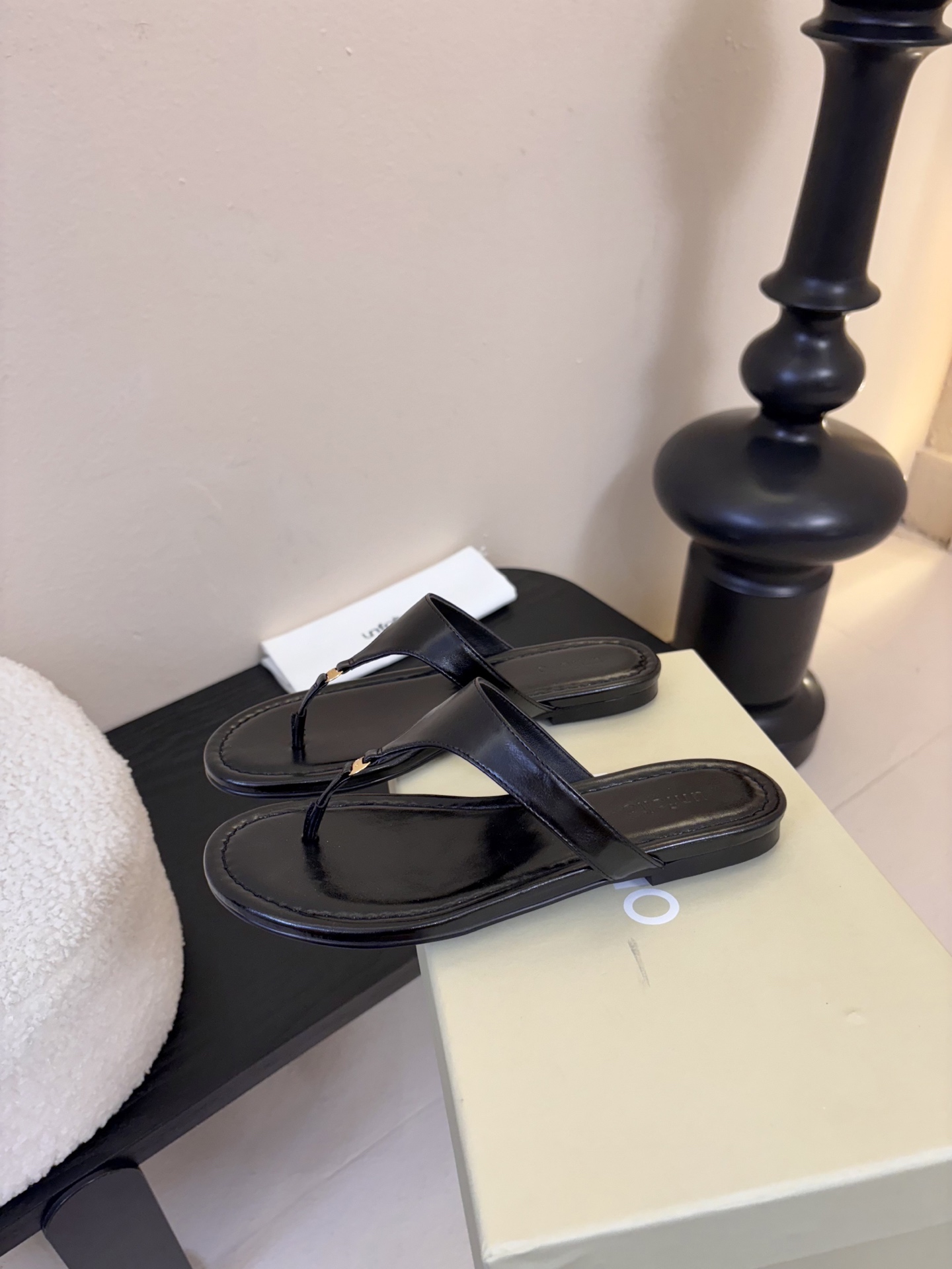 unfoli*26c 早春新人字拖采用高品质牛油皮材质，触感柔软，夹趾设计+细高跟，时髦又舒适，明亮黄色