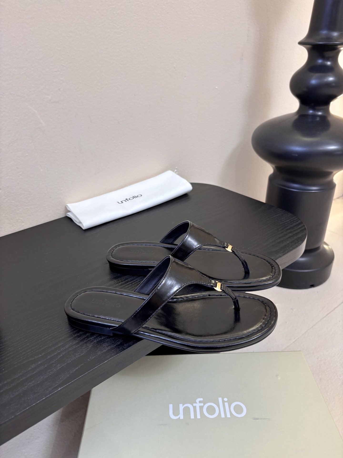 unfoli*26c 早春新人字拖采用高品质牛油皮材质，触感柔软，夹趾设计+细高跟，时髦又舒适，明亮黄色